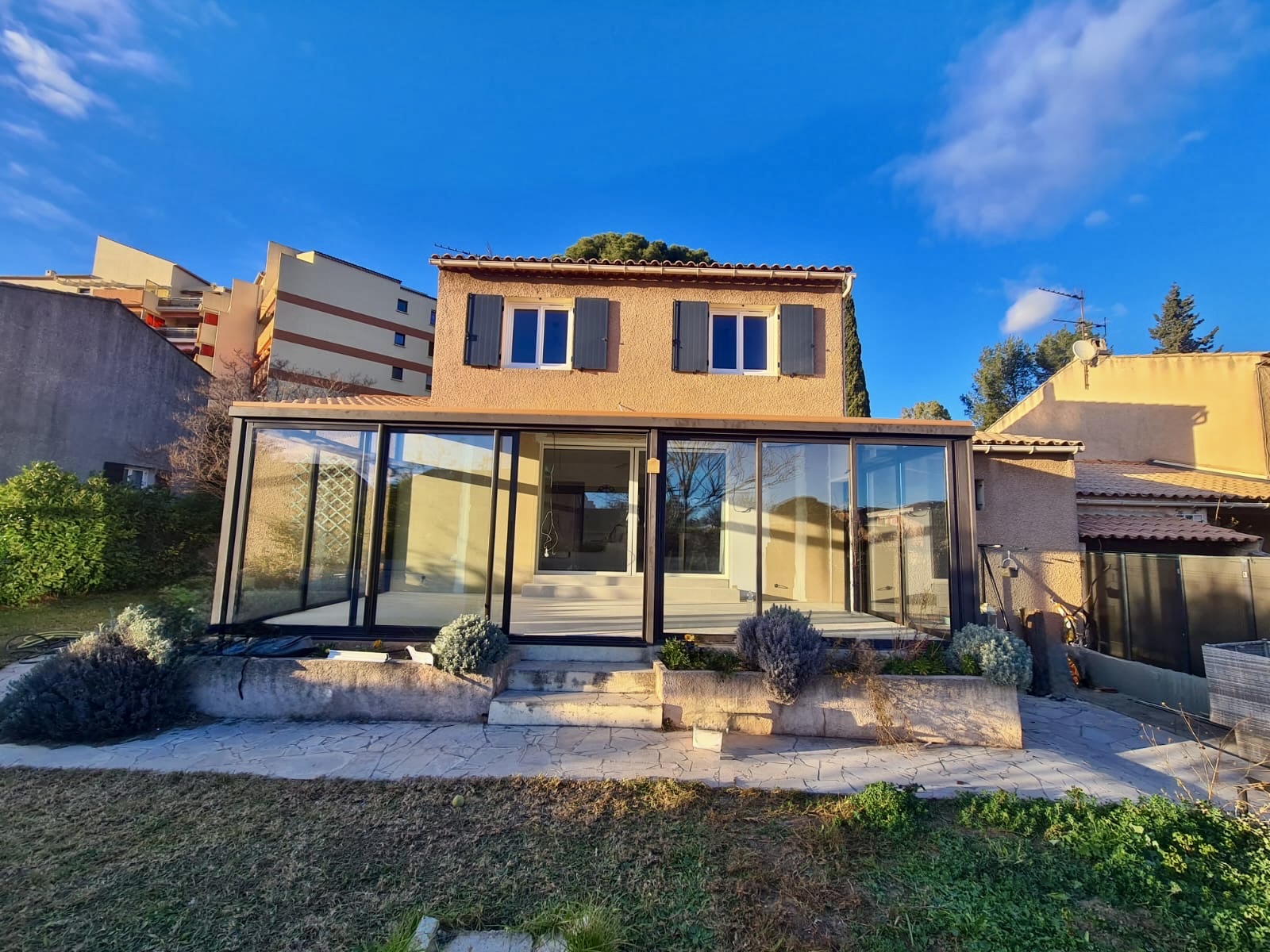 Pose d'une toiture sur mesure de chez Altiva Pro Menuisier en rénovation à Toulon
