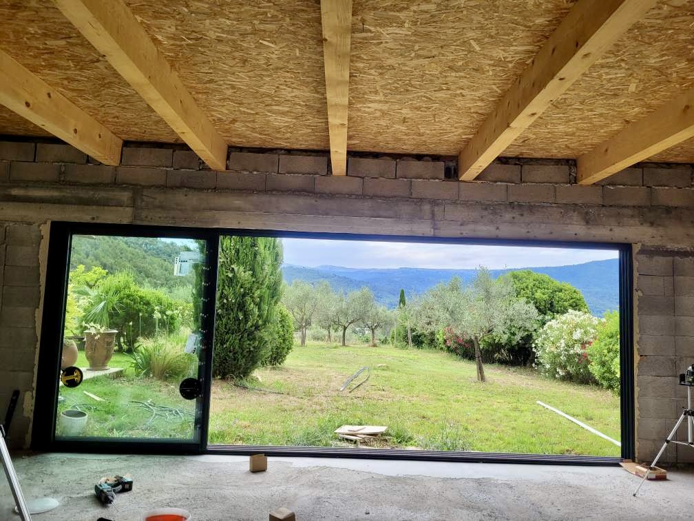Baie vitrée coulissante : en aluminium Juin 2024 sur mesure de chez Altiva Pro Menuisier à St Zakarie 83640