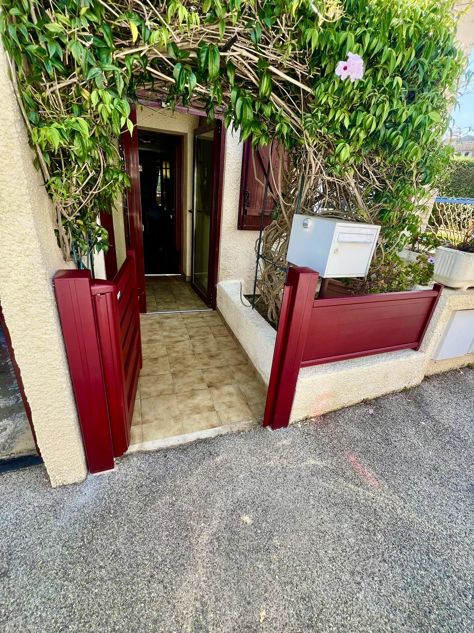 Pose d'un portillon et d'une clôture sur mesure de chez Altiva Pro Menuisier à La Seyne Sur Mer 