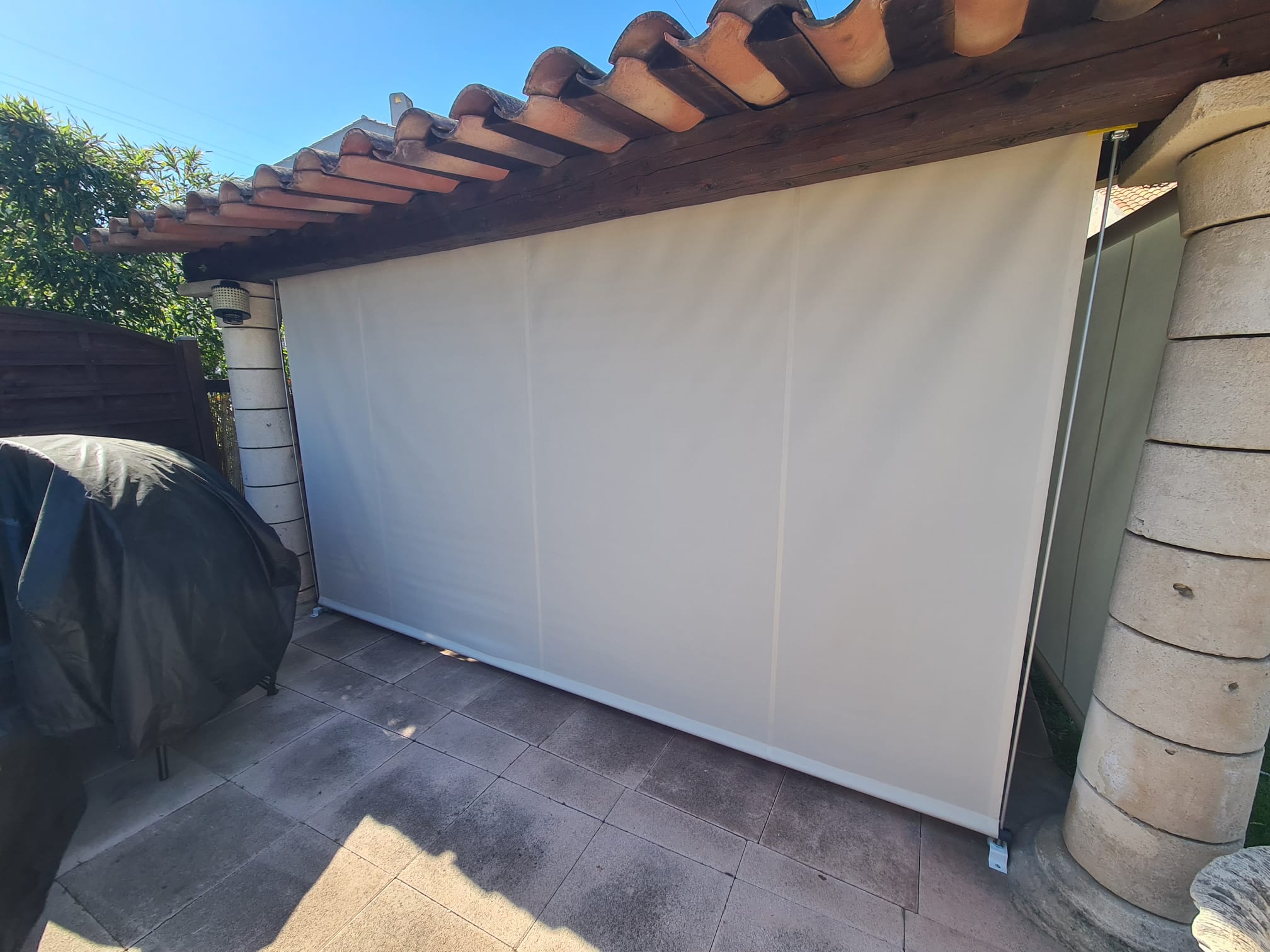 Store extérieur: sur mesure de chez Altiva Pro Menuisier  2024 en rénovation Toulon 83000
