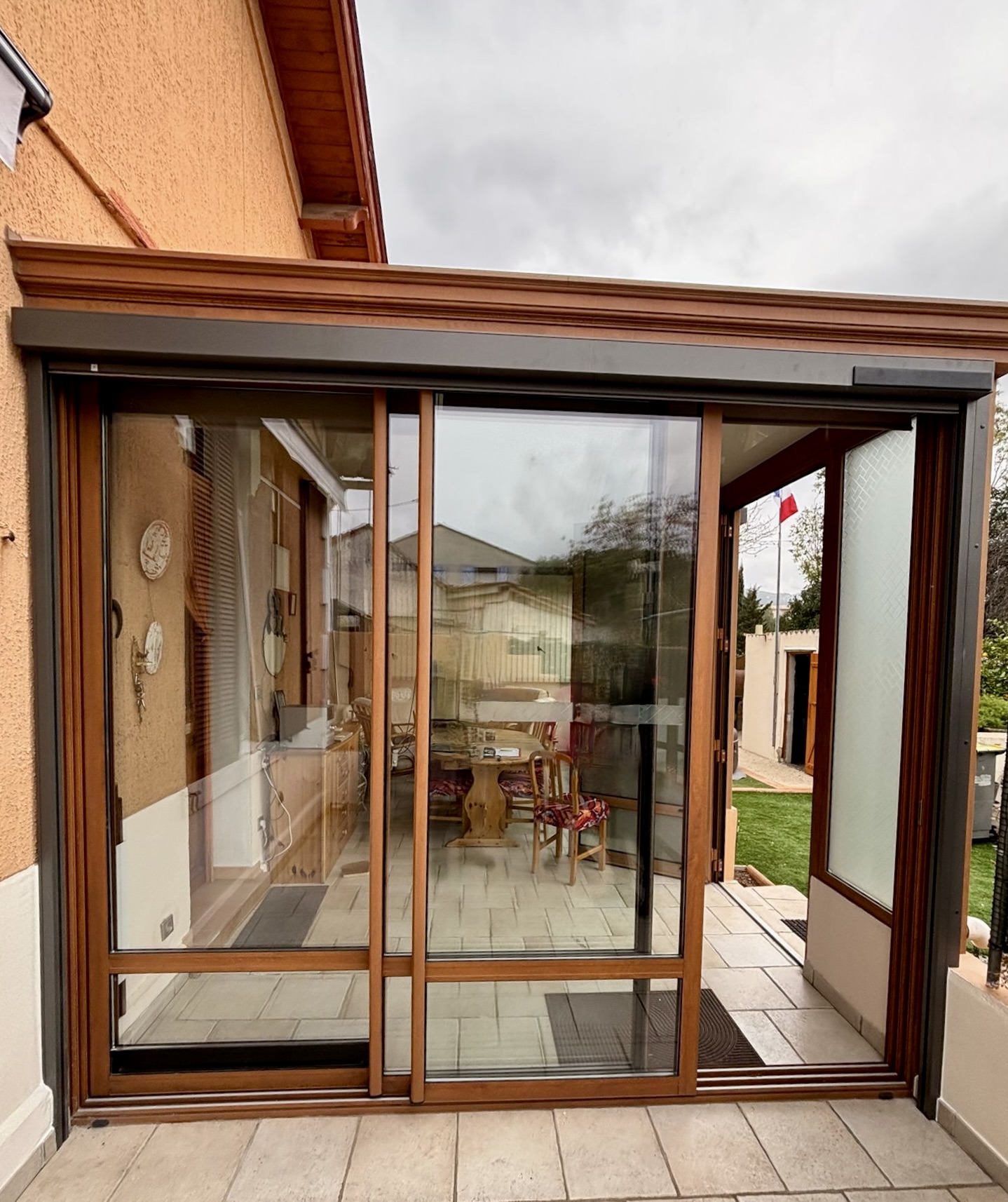 Store extérieur vertical zip solaire : sur mesure de chez Altiva Pro Menuisier à Toulon 83200