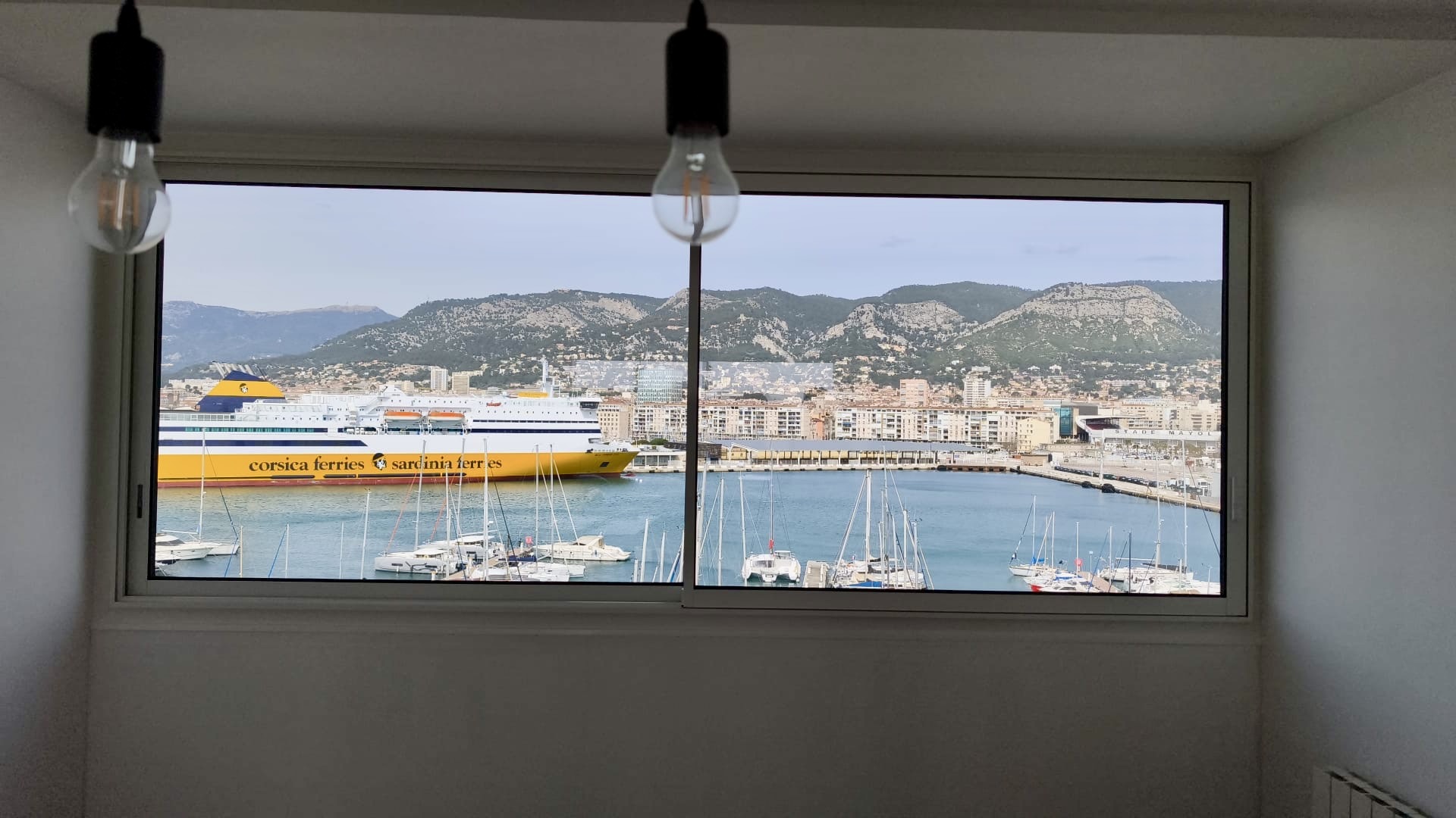 Baie vitrée coulissante : en aluminium Mars 2025 sur mesure de chez Altiva Pro Menuisier à Toulon 83000