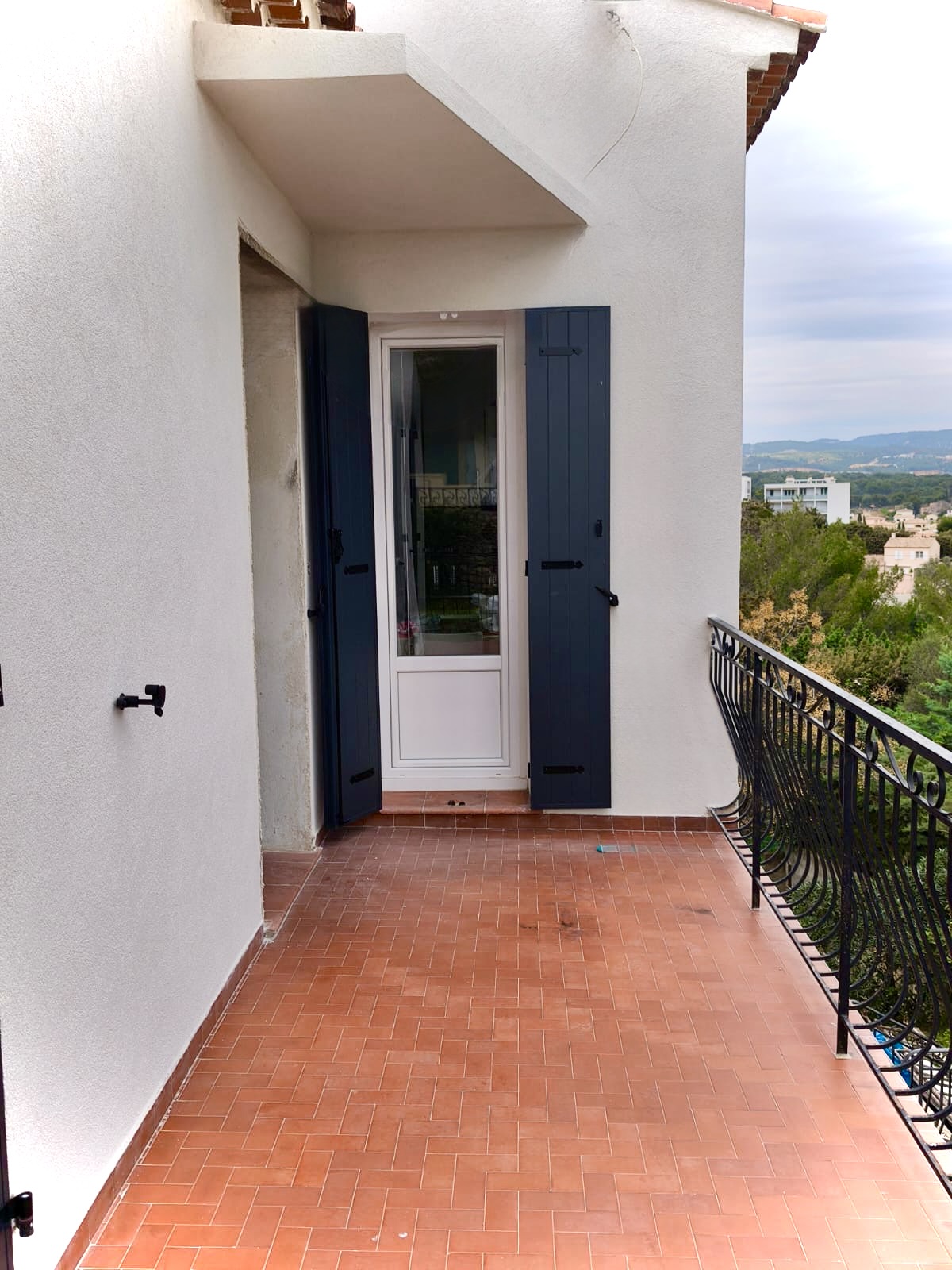 Volets Battants : en aluminium 2025 sur mesure en rénovation de chez Altiva Pro Menuisier à La Ciotat 13600