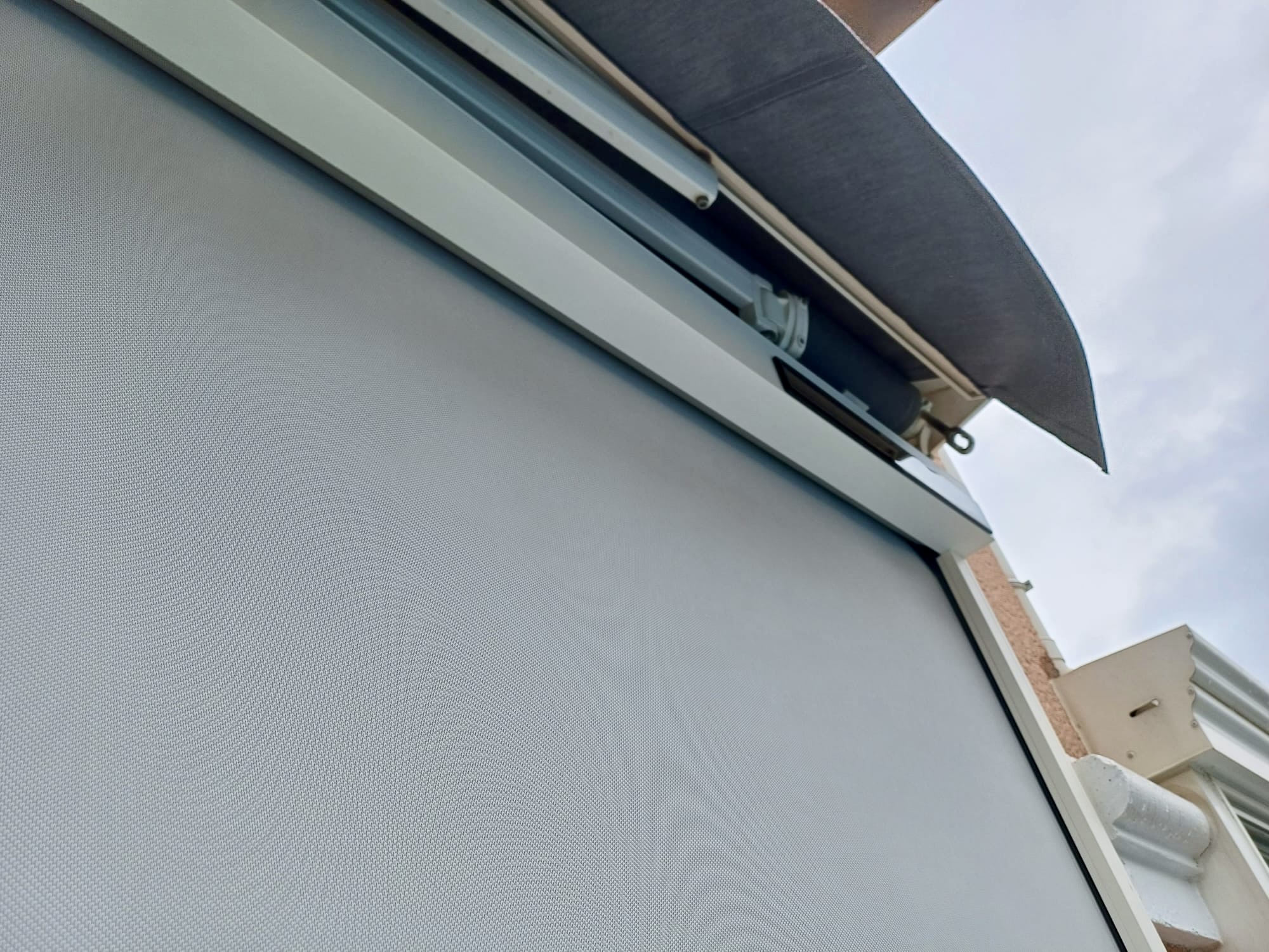 Store extérieur  vertical zip: sur mesure de chez Altiva Pro Menuisier  2024 en rénovation Bandol 83150
