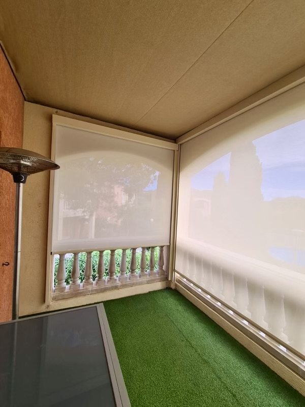 Store extérieur vertical zip: sur mesure de chez Altiva Pro Menuisier  2024 en rénovation Six-Fours-les-Plages 83140