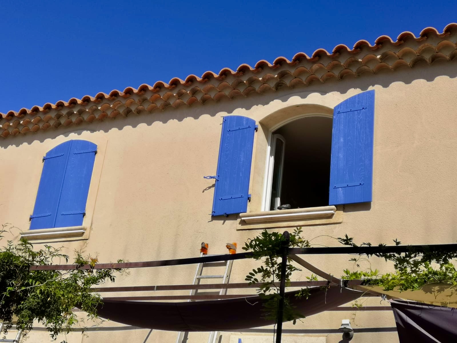Pose des volets battants en composite de chez Altiva Pro Menuisier à La Ciotat 13600