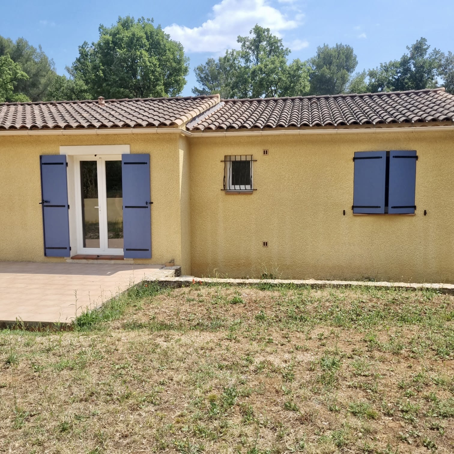 Volets Battants: en composite, Juin 2025 sur mesure en rénovation de chez Altiva Pro Menuisier,  au Beausset 83330