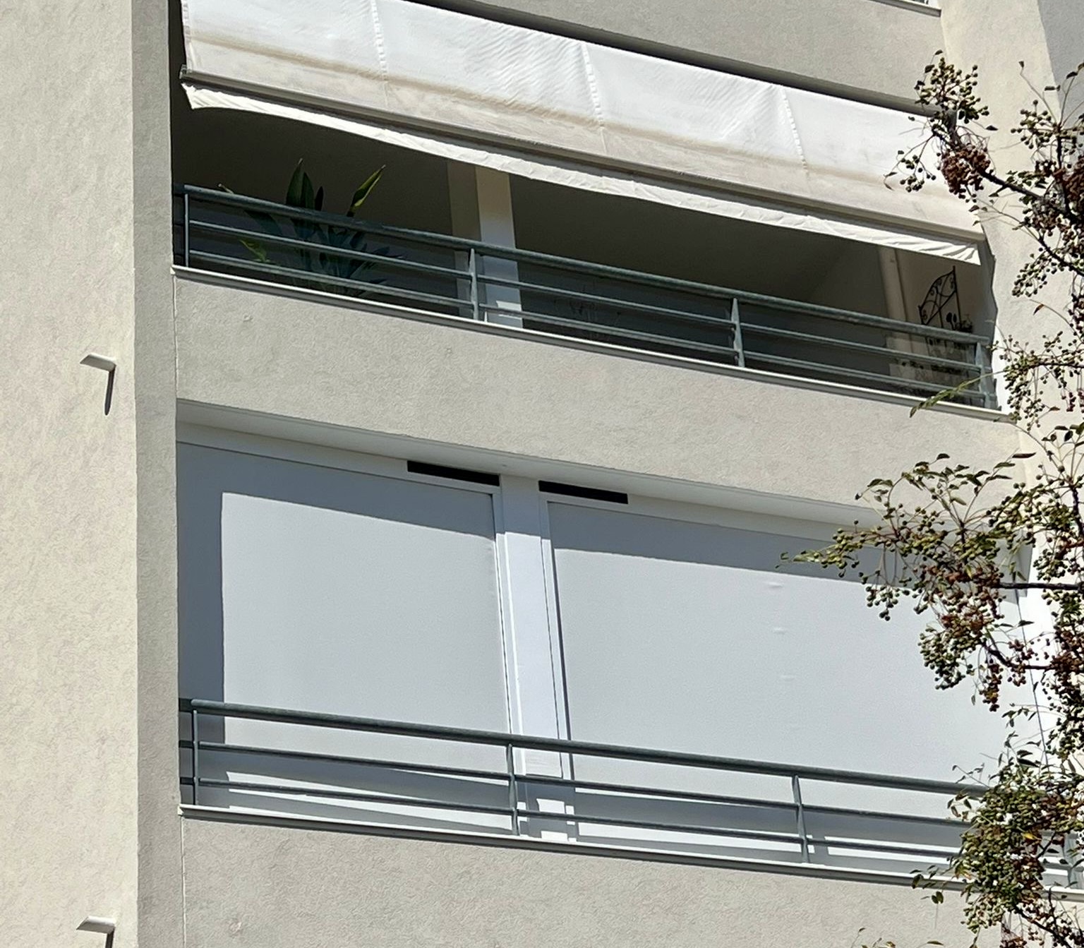 Store extérieur vertical zip solaire : sur mesure de chez Altiva Pro Menuisier à St Cyr Sur Mer 2025