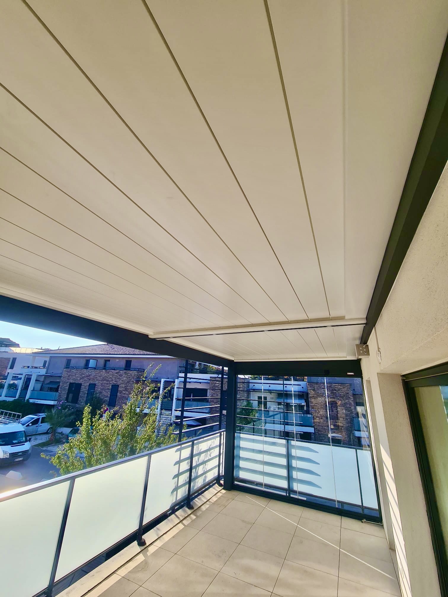 Pergolas bioclimatiques avec parois vitrées: sur mesure en rénovation à St Cyr Sur Mer