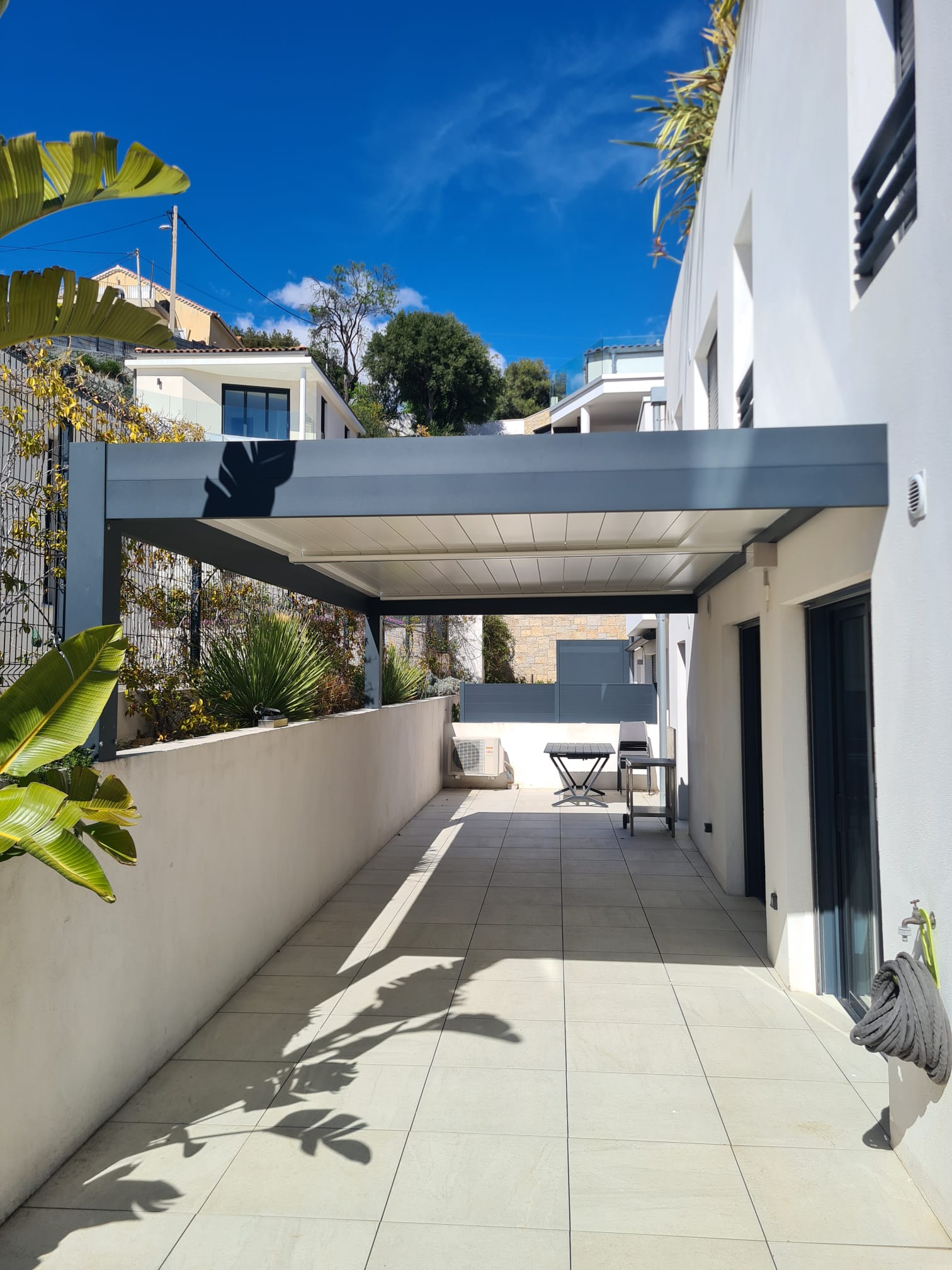 Pose pergola bioclimatique sur mesure  sue chez Altiva Pro Menuisier à Bandol