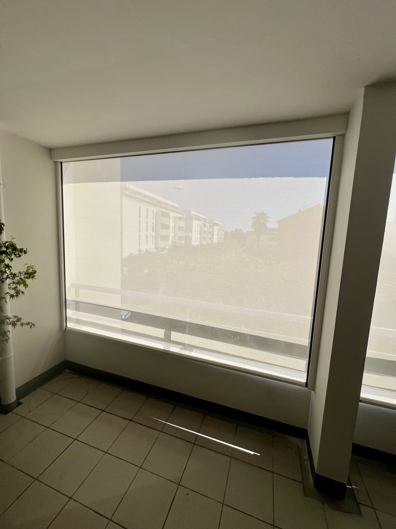 Pose des stores screen d'extérieurs sur mesure de chez Altiva Pro Menuisier à St Cyr Sur Mer
