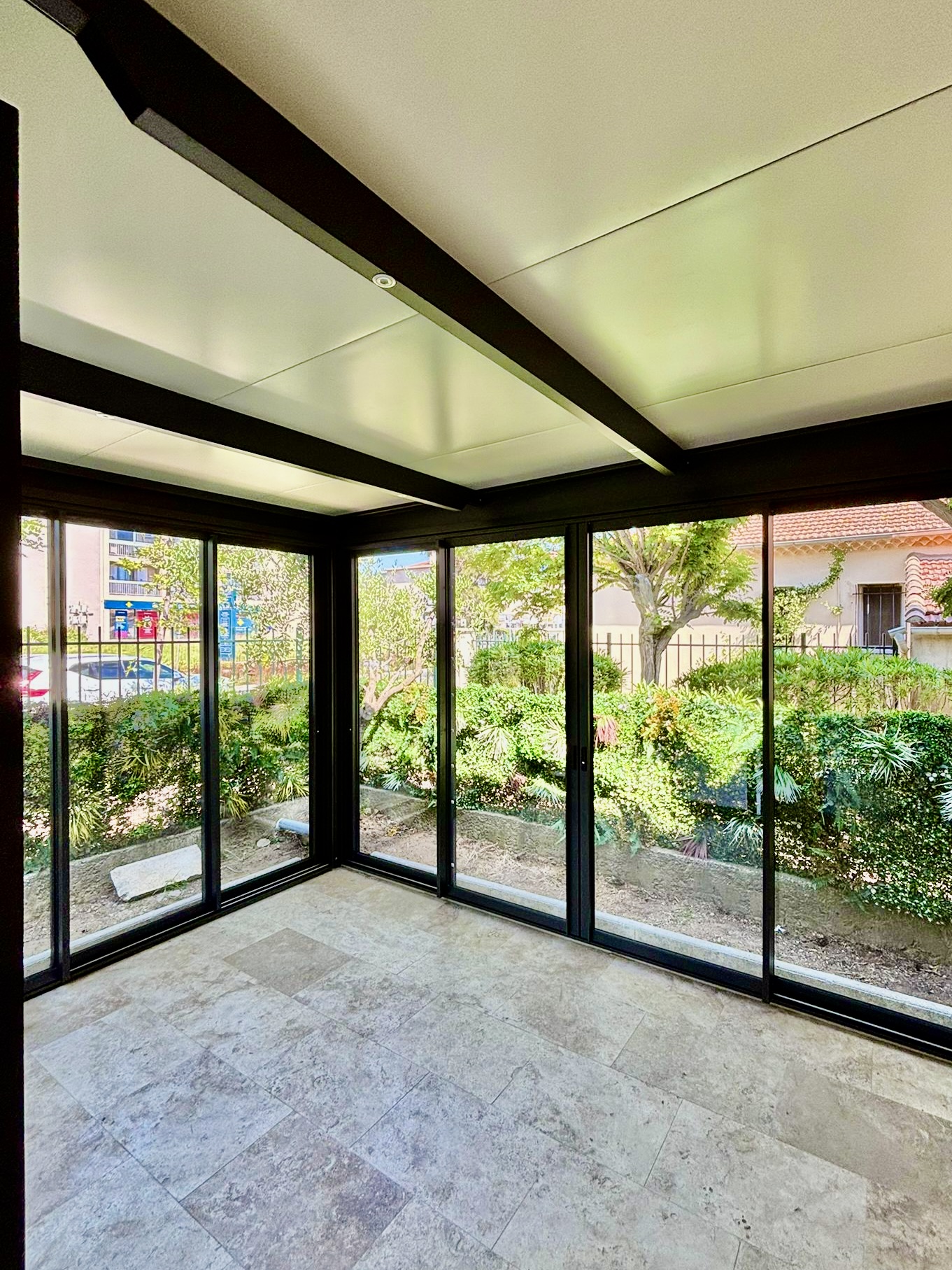 Carport avec des parois vitrées sur mesure de chez Altiva Pro Menuisier en rénovation à Six-Fours-Les-Plages 83140, Mai 2026