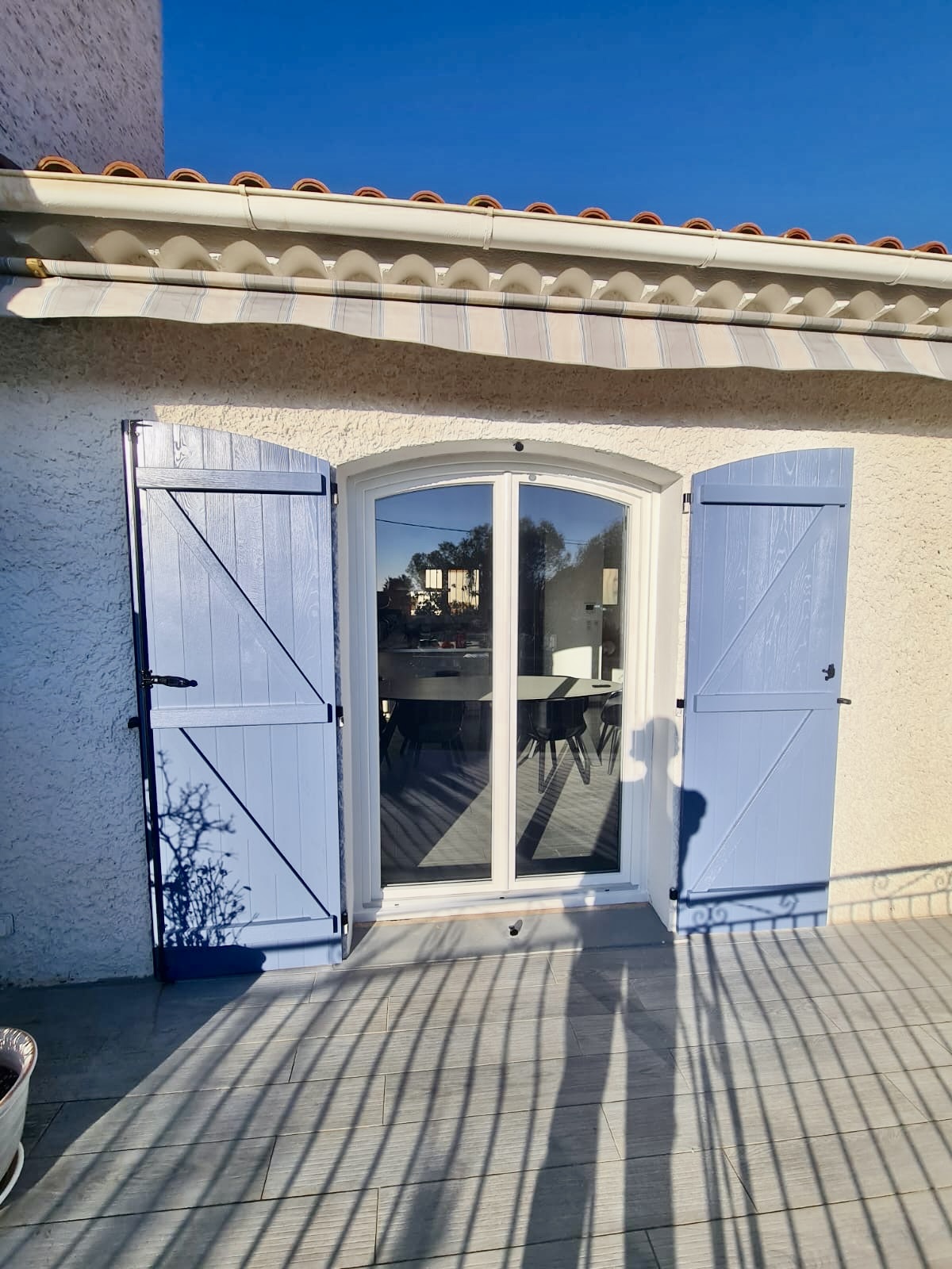 Volets Battants: en composite, Février 2025 sur mesure en rénovation de chez Altiva Pro Menuisier,  Six-Fours-Les-Plages 83140
