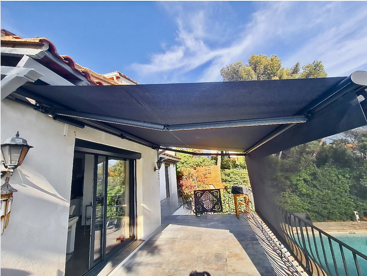 Pose d'un store banne sur mesure de chez Altiva Pro Menuisier à Six-Fours-Les-Plages 83140