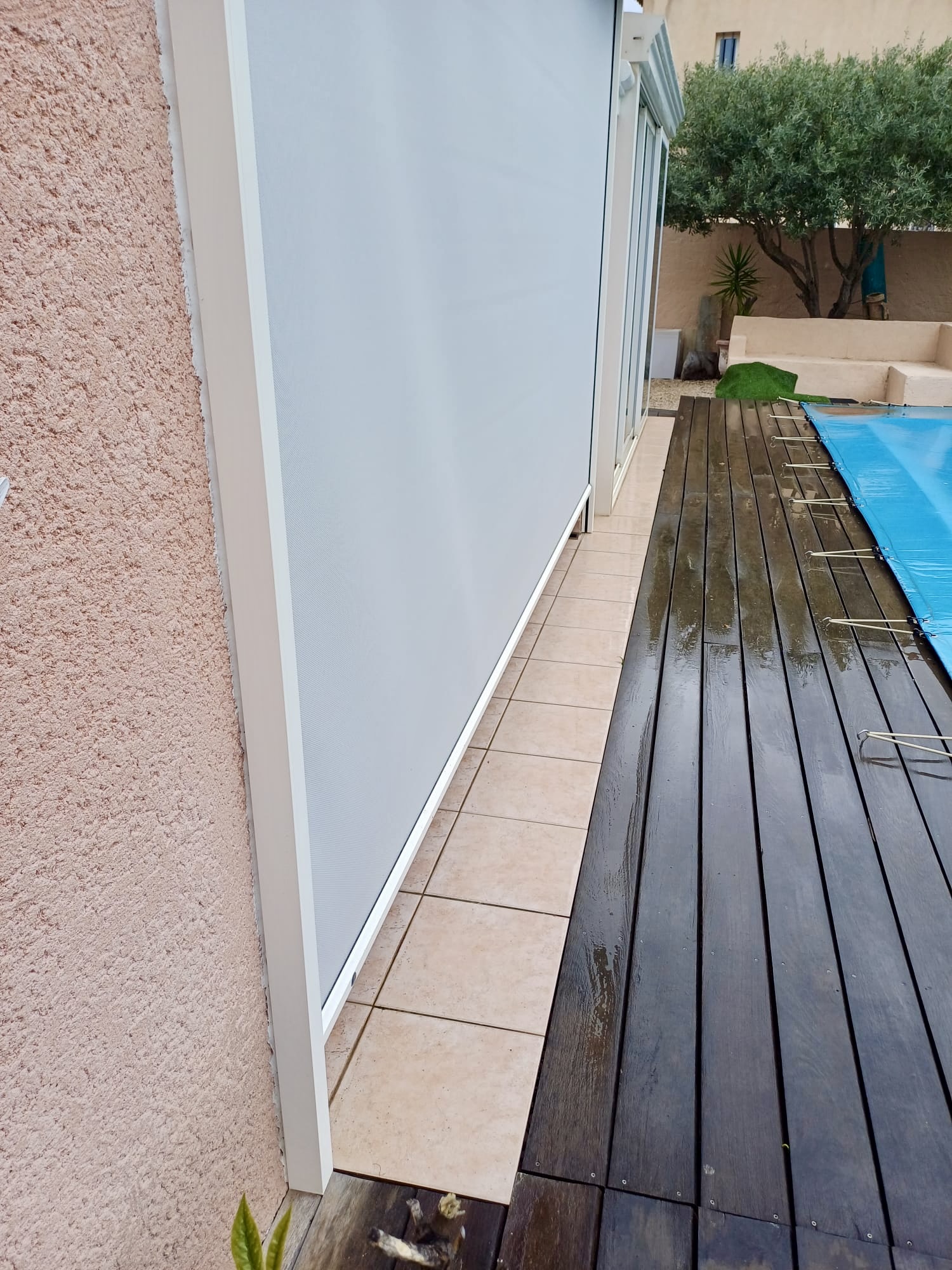 Store extérieur  vertical zip: sur mesure de chez Altiva Pro Menuisier  2024 en rénovation Bandol 83150