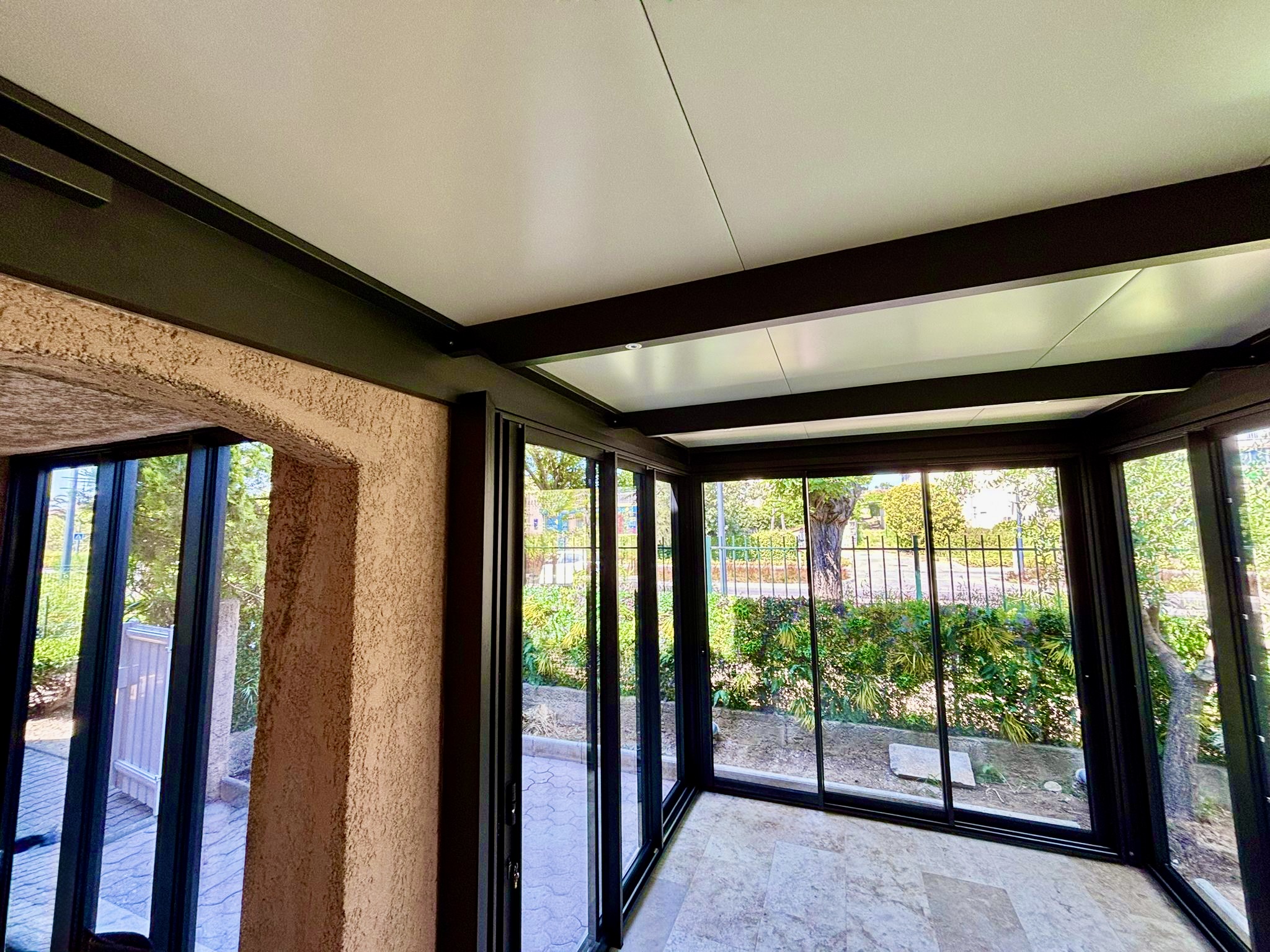 Carport avec des parois vitrées sur mesure de chez Altiva Pro Menuisier en rénovation à Six-Fours-Les-Plages 83140, Mai 2026