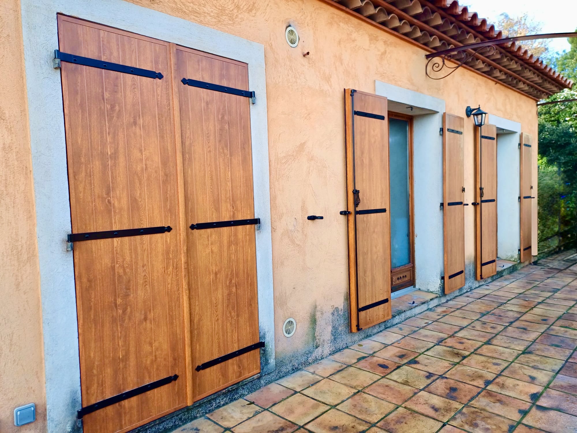 Pose des volets battants en aluminium de chez Altiva Pro Menuisier à La Seyne Sur Mer