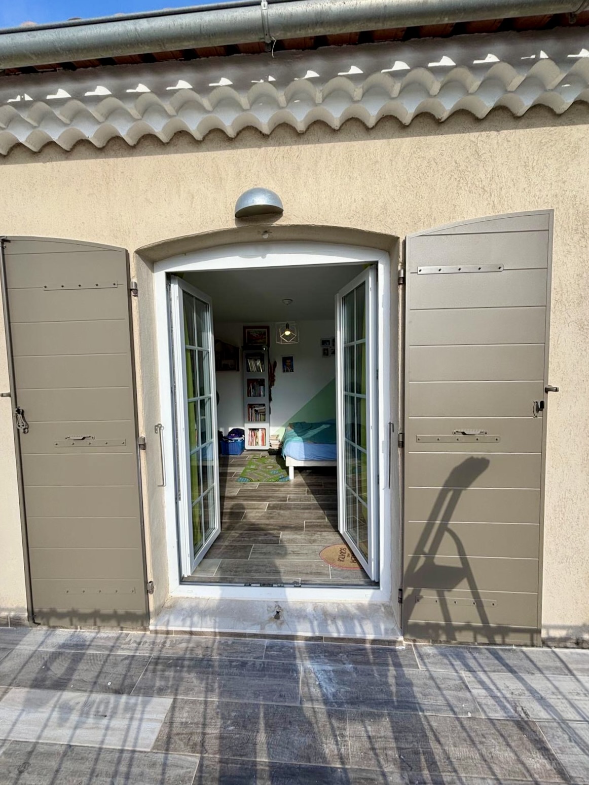 Pose des volets battants en aluminium sur mesure de chez Altiva Pro Menuisier à La Seyne Sur Mer 