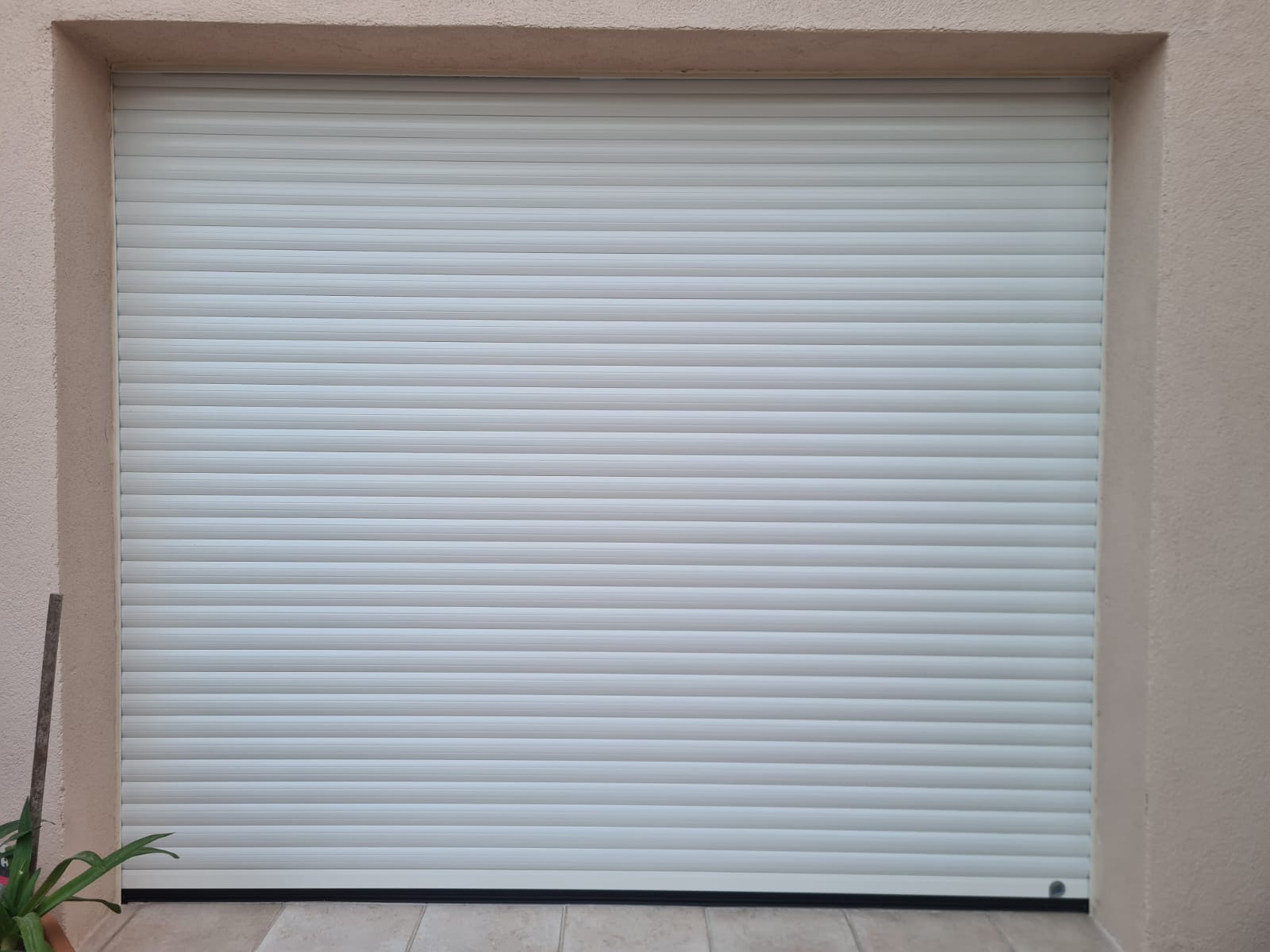 Pose d'une porte d'entrée & une porte de garage de chez Altiva Pro Menuisier à Six-Fours-Les-Plages 
