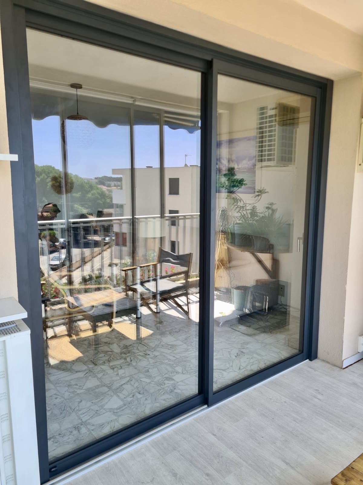 Pose des portes-fenêtres et des coulissants de chez Altiva Pro Menuisier à Six-Fours-Les -Plages