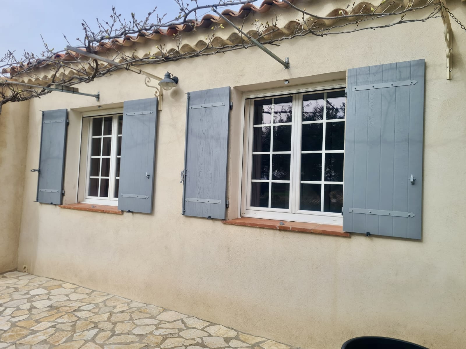 Volets Battants: en composite, Mars 2024 sur mesure en rénovation de chez Altiva Pro Menuisier,  Brulat 83330