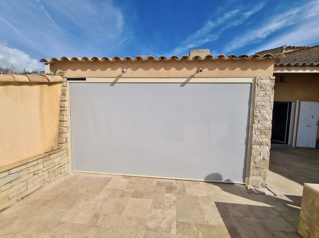 Store extérieur vertical zip: sur mesure de chez Altiva Pro Menuisier  2024 en rénovation Sanary-Sur-Mer 83110