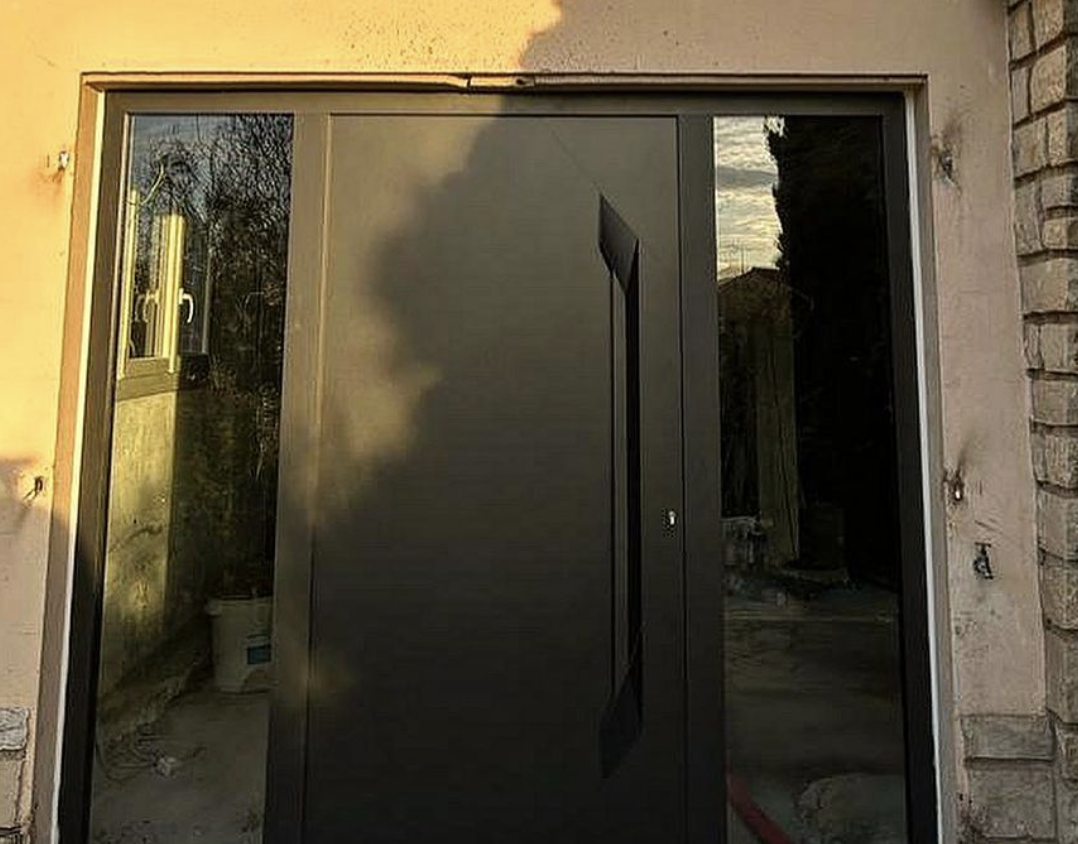 Porte d’entrée : Sur mesure de chez Altiva Pro Menuisier  2023-2024 en rénovation La Seyne Sur Mer 83500