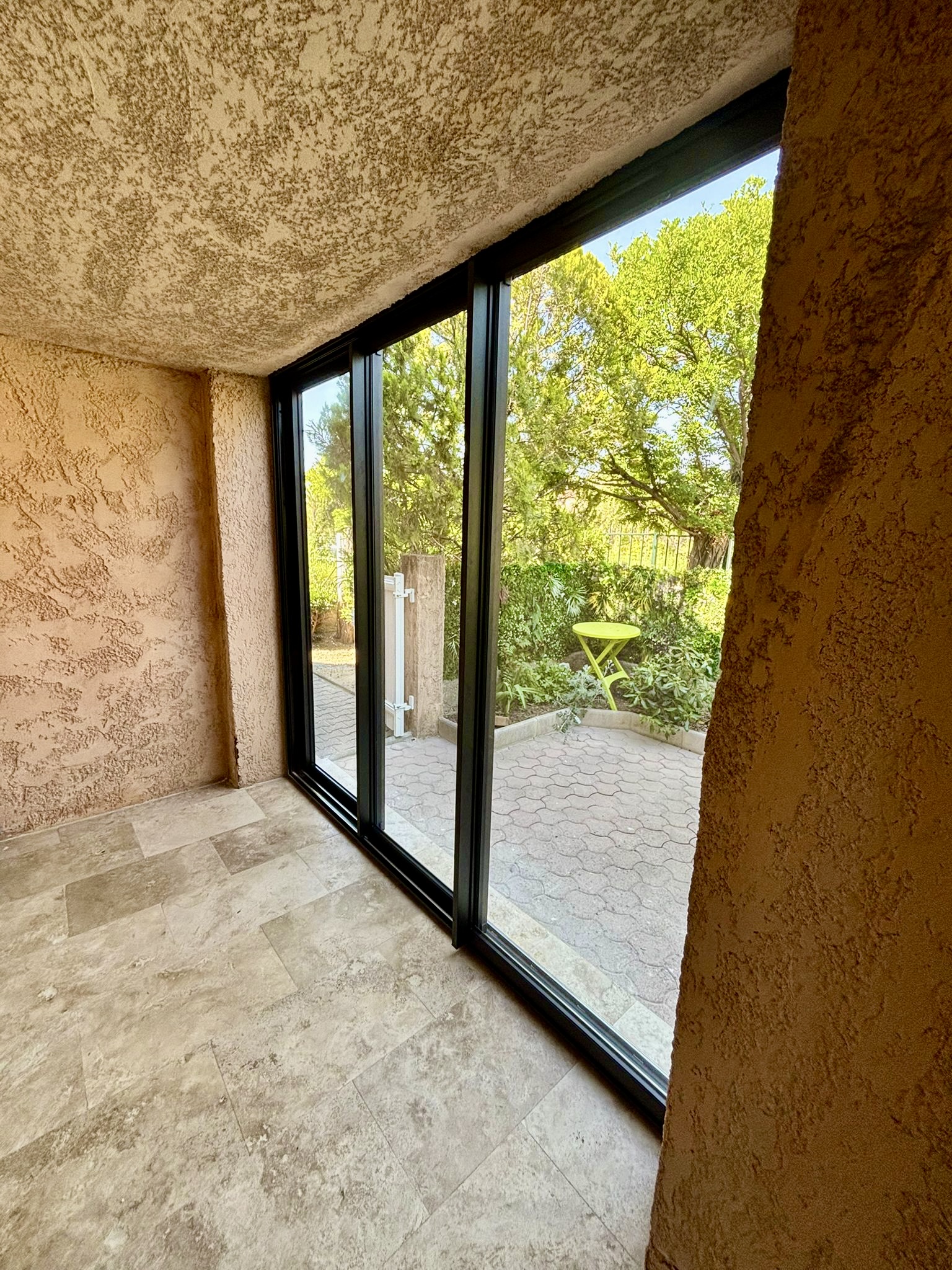 Carport avec des parois vitrées sur mesure de chez Altiva Pro Menuisier en rénovation à Six-Fours-Les-Plages 83140, Mai 2026