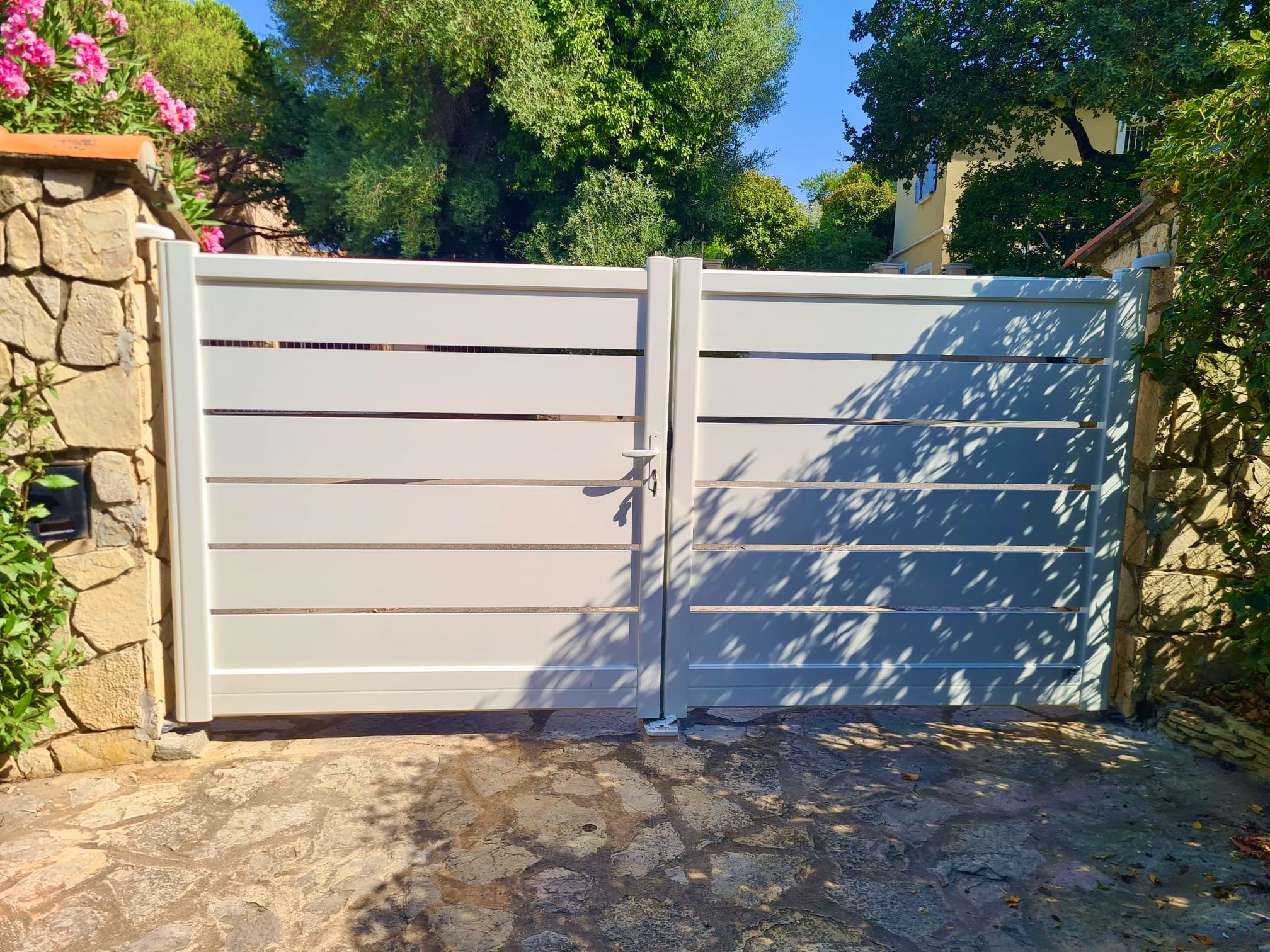 Pose d'un portail sur mesure en aluminium blanc de Altiva Pro Menuisier à Six-Fours-Les-Plages 83140