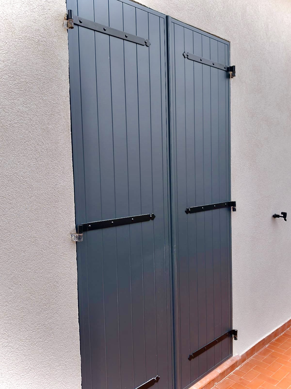 Pose des volets battants en aluminium sur mesure de chez Altiva Pro Menuisier à La Ciotat 