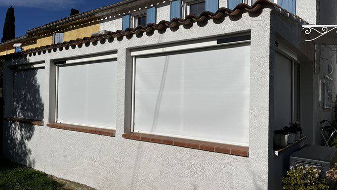 Store extérieur  vertical zip: sur mesure de chez Altiva Pro Menuisier  2022 en rénovation La Seyne Sur Mer 83500