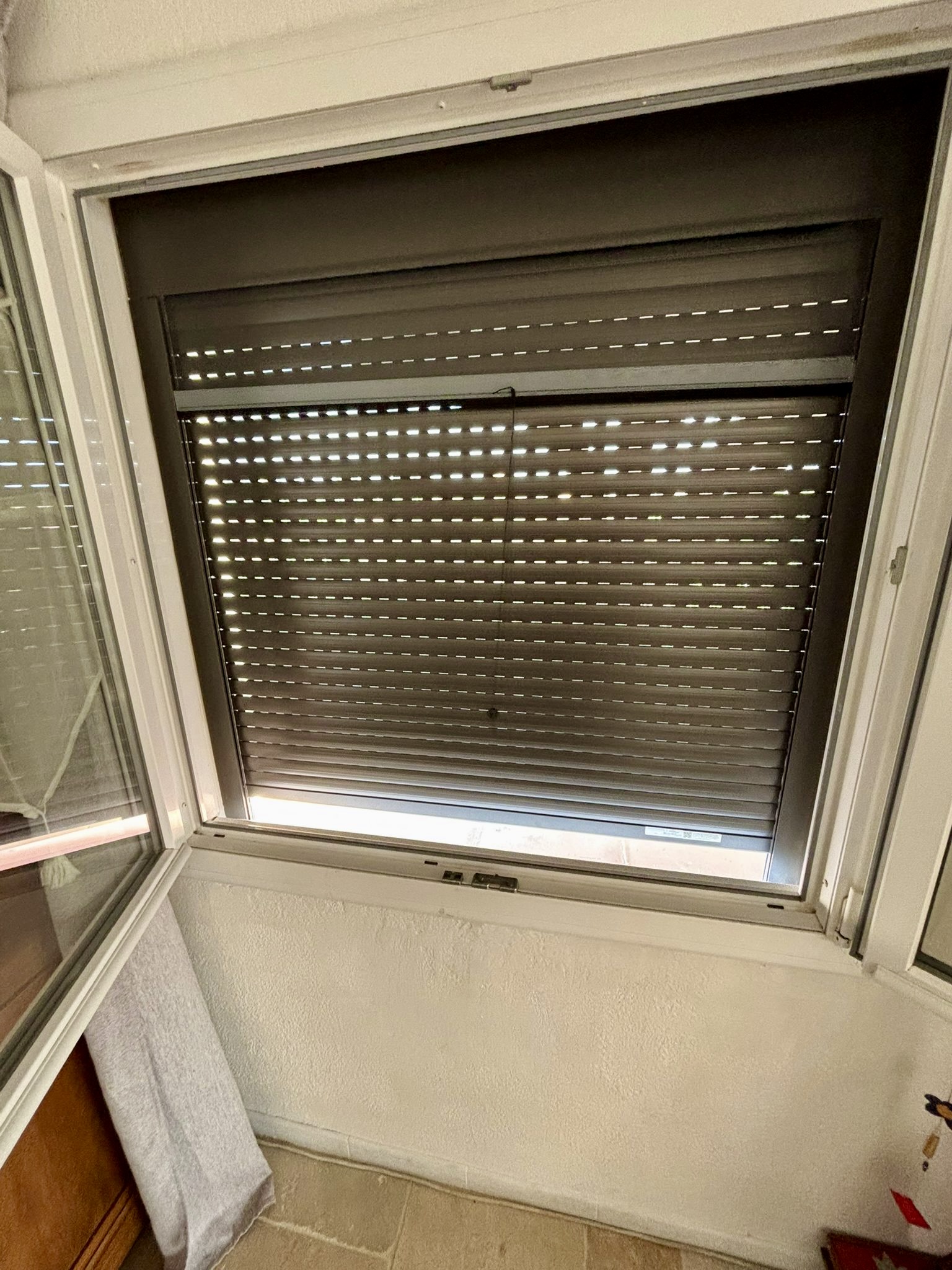 Pose des volets roulants solaires sur mesure de chez Altiva Pro Menuisier à La Seyne Sur Mer