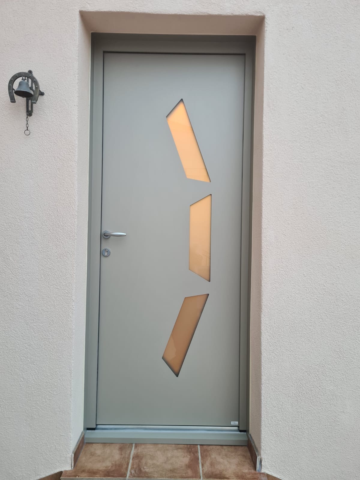 Porte d’entrée : Sur mesure de chez Altiva Pro Menuisier 2024  en rénovation Six-Fours-Les-Plages