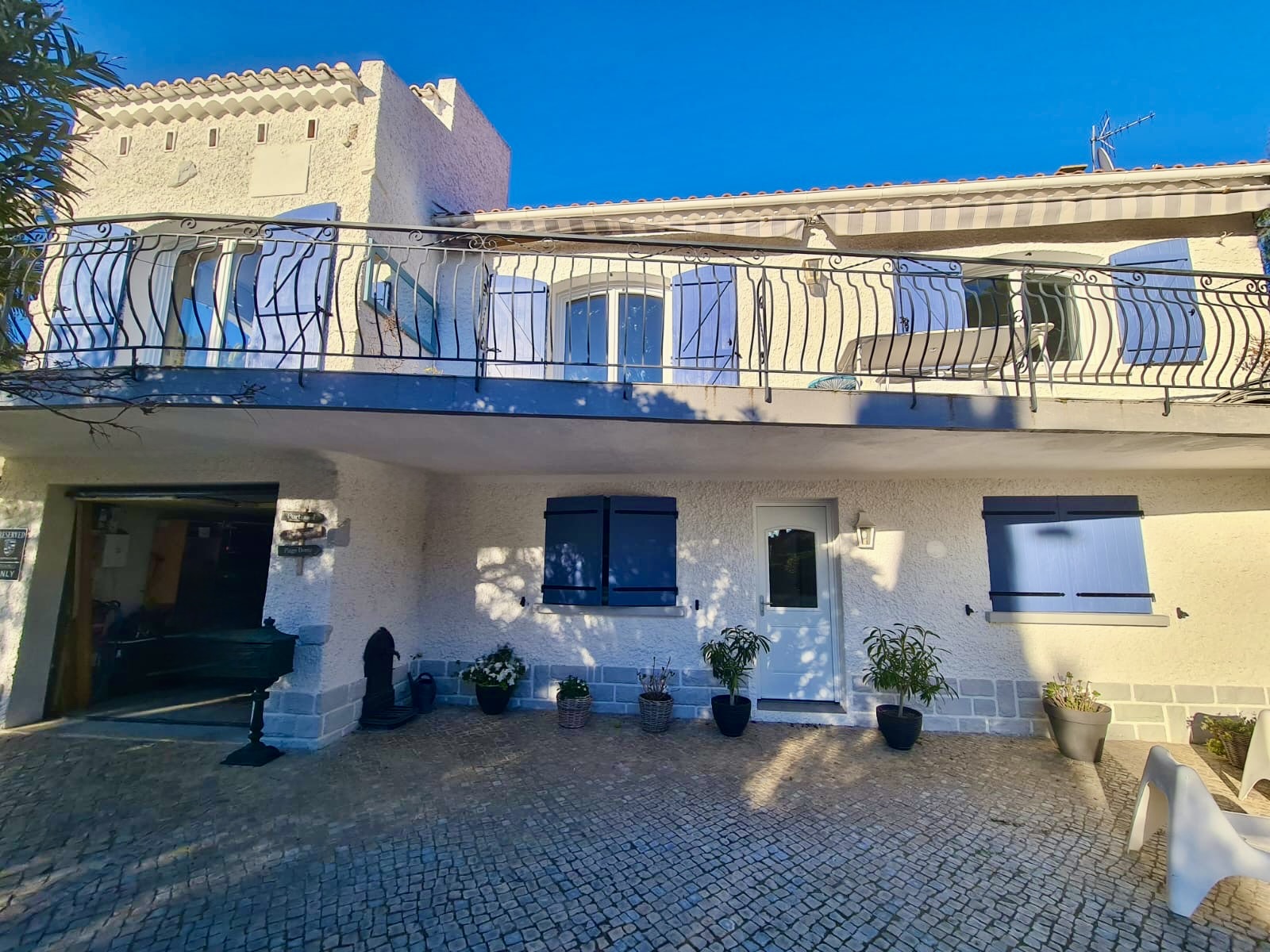 Volets Battants: en composite, Février 2025 sur mesure en rénovation de chez Altiva Pro Menuisier,  Six-Fours-Les-Plages 83140