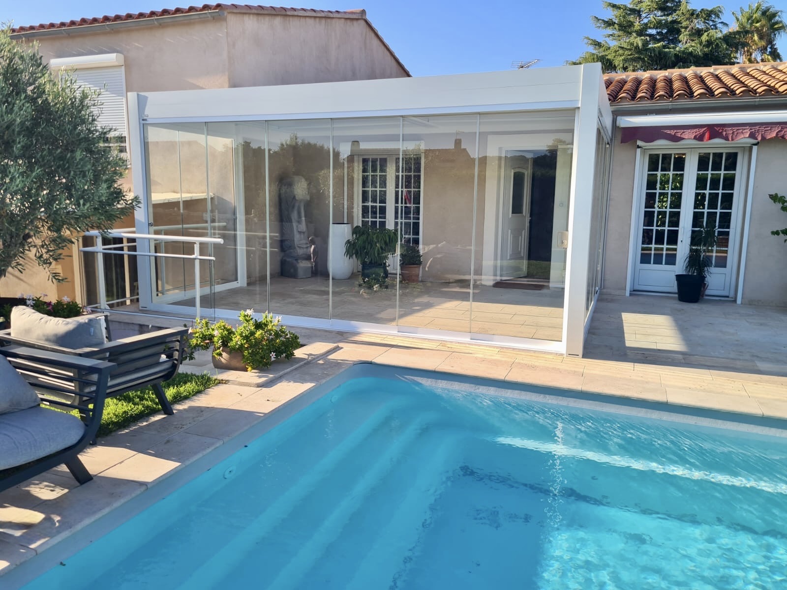 Pergolas bioclimatiques avec parois vitrées: sur mesure en rénovation à Six-Fours-Les-Plages 