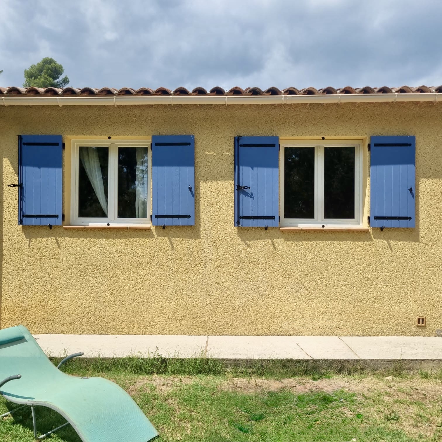 Volets Battants: en composite, Juin 2025 sur mesure en rénovation de chez Altiva Pro Menuisier,  au Beausset 83330