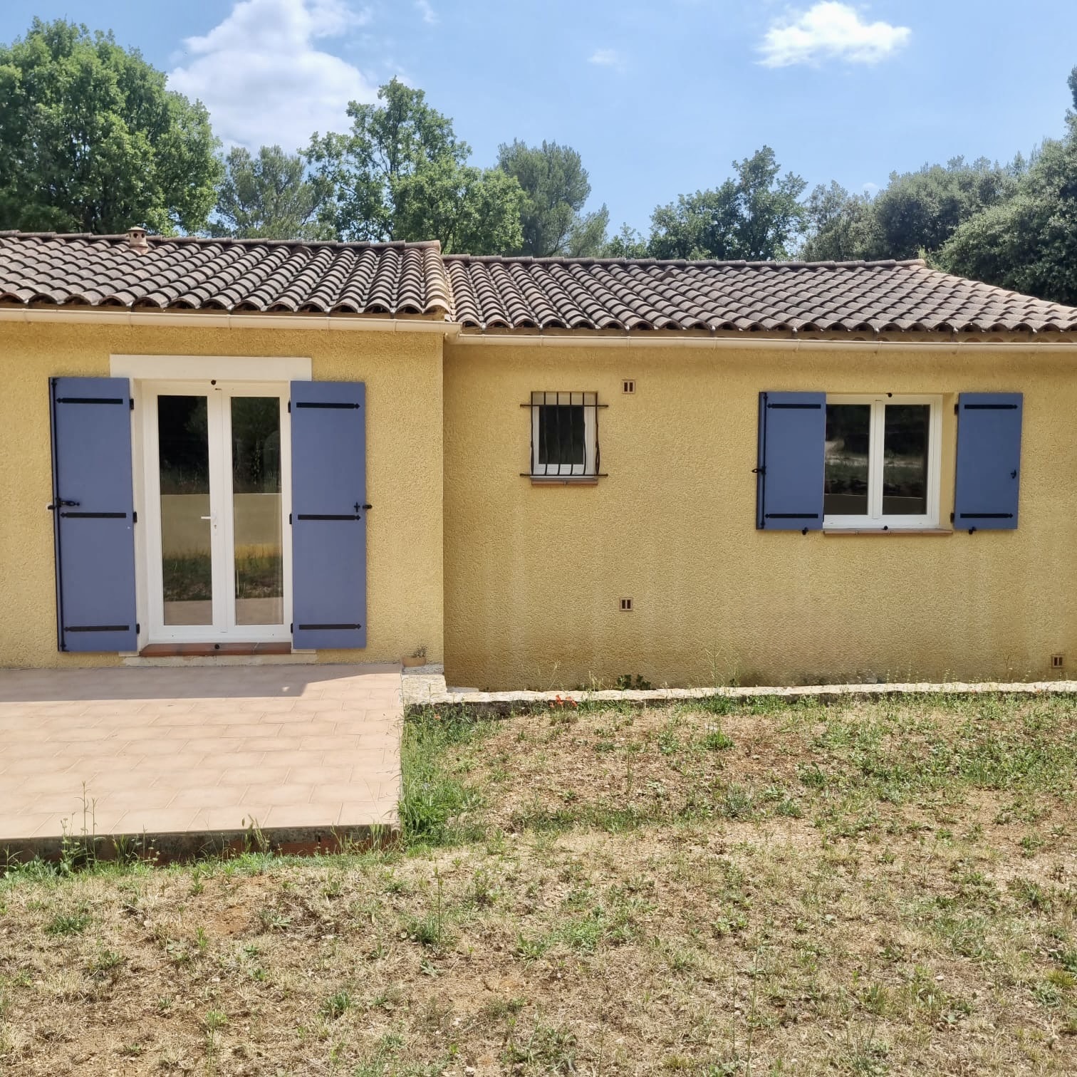 Volets Battants: en composite, Juin 2025 sur mesure en rénovation de chez Altiva Pro Menuisier,  au Beausset 83330