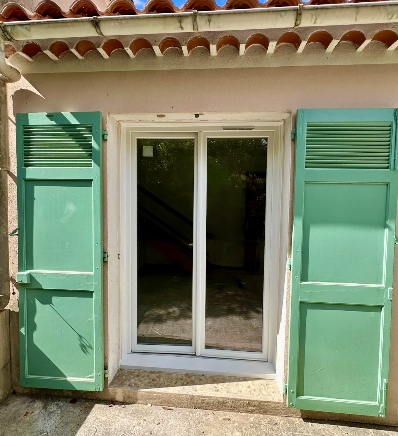 Pose des fenêtres et portes-fenêtres en PVC sur mesure de chez Altiva Pro Menuisier au Beausset 