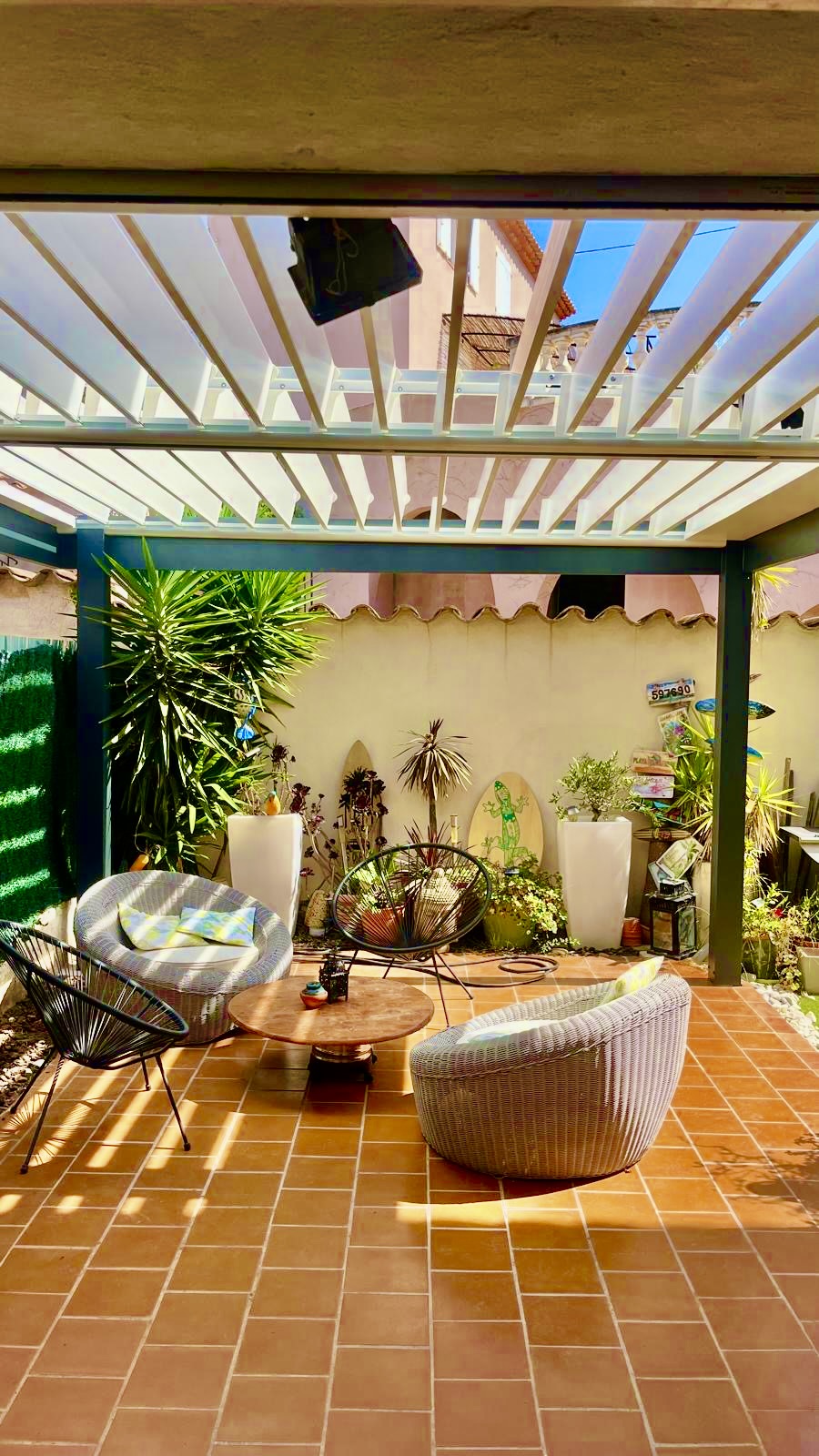 Pose d'une pergola bioclimatique sur mesure de chez Altiva Pro Menuisier à St Cyr 