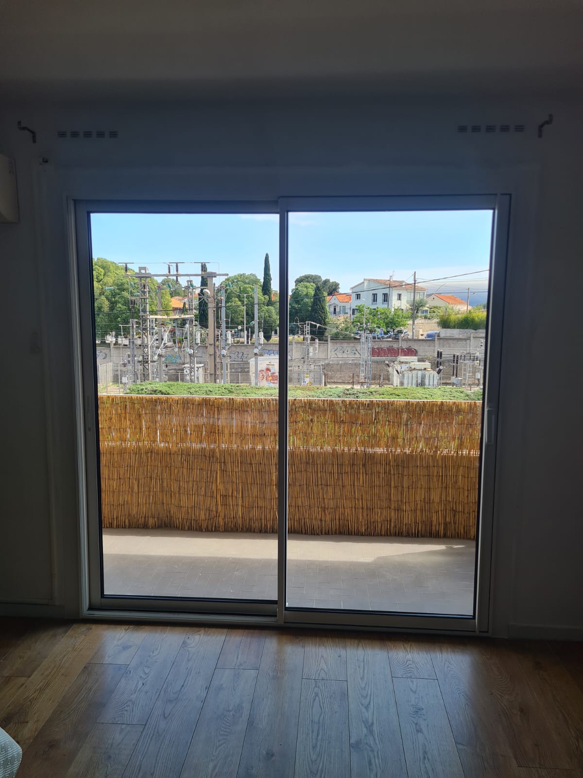 Baie vitrée coulissante : en aluminium Mai 2024 sur mesure de chez Altiva Pro Menuisier à Toulon