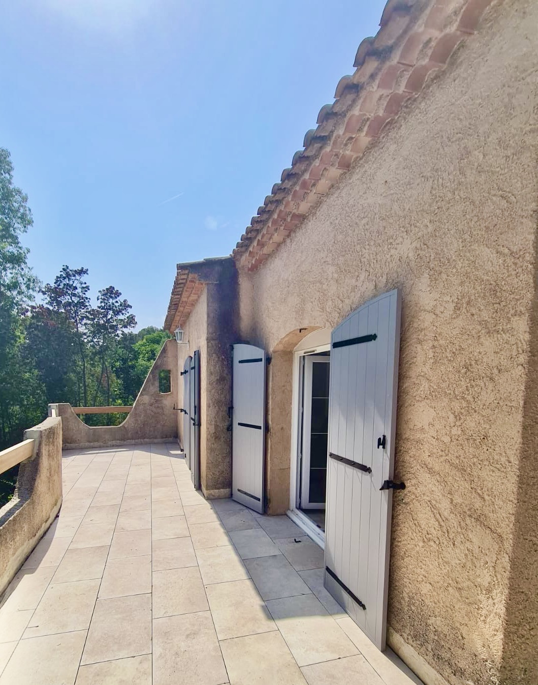 Pose des volets battants sur mesure de chez Altiva Pro Menuisier à La Seyne Sur Mer 