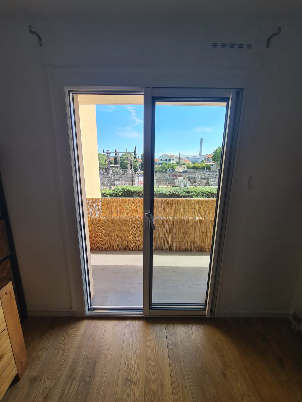 pose de baie vitrée coulissante en aluminium de chez Altiva Pro Menuisier à Toulon 83000