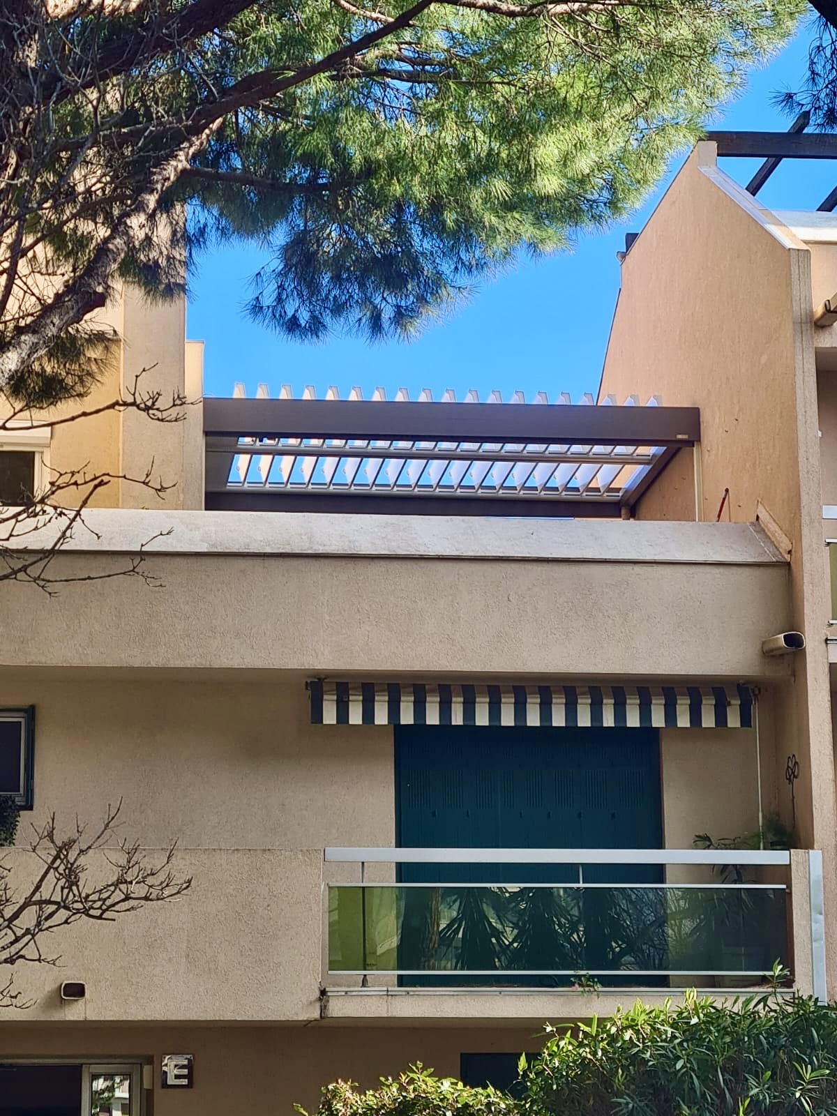 Pose d'une pergola bioclimatique sur mesure de chez Altiva Pro Menuisier à La Seyne Sur Mer