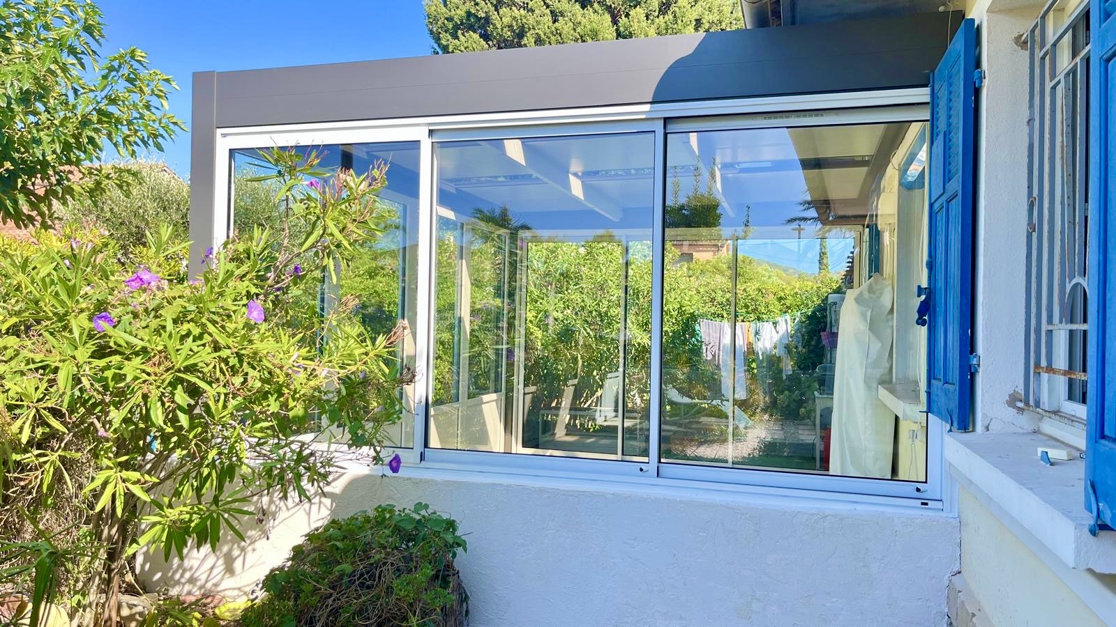 Carport avec des parois vitrées sur mesure de chez Altiva Pro Menuisier en rénovation à Six-Fours-Les-Plages 83140