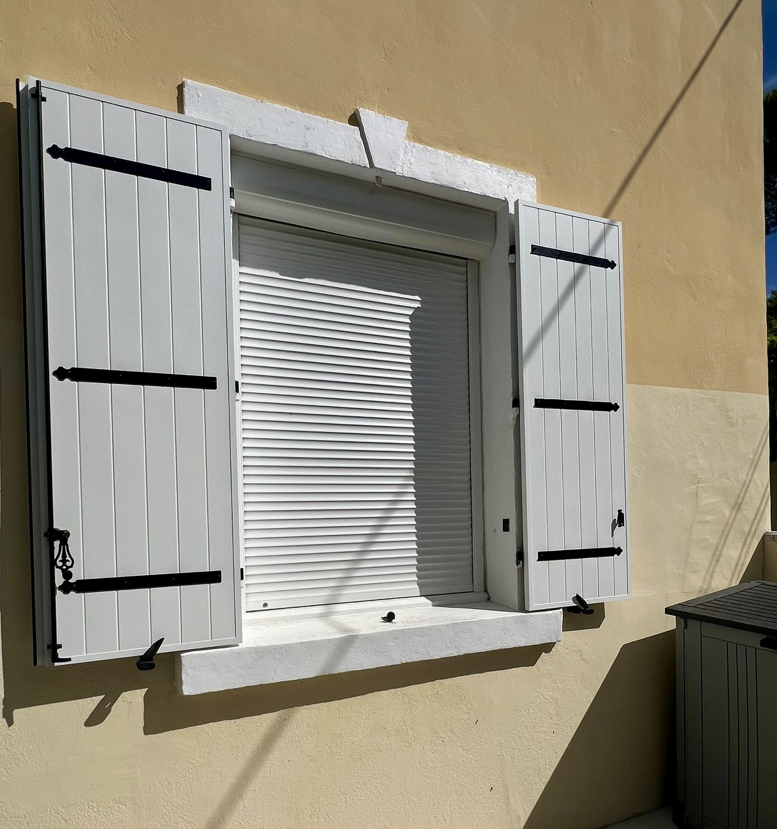 Volets Battants : en aluminium 2025 sur mesure en rénovation de chez Altiva Pro Menuisier à Toulon 83000