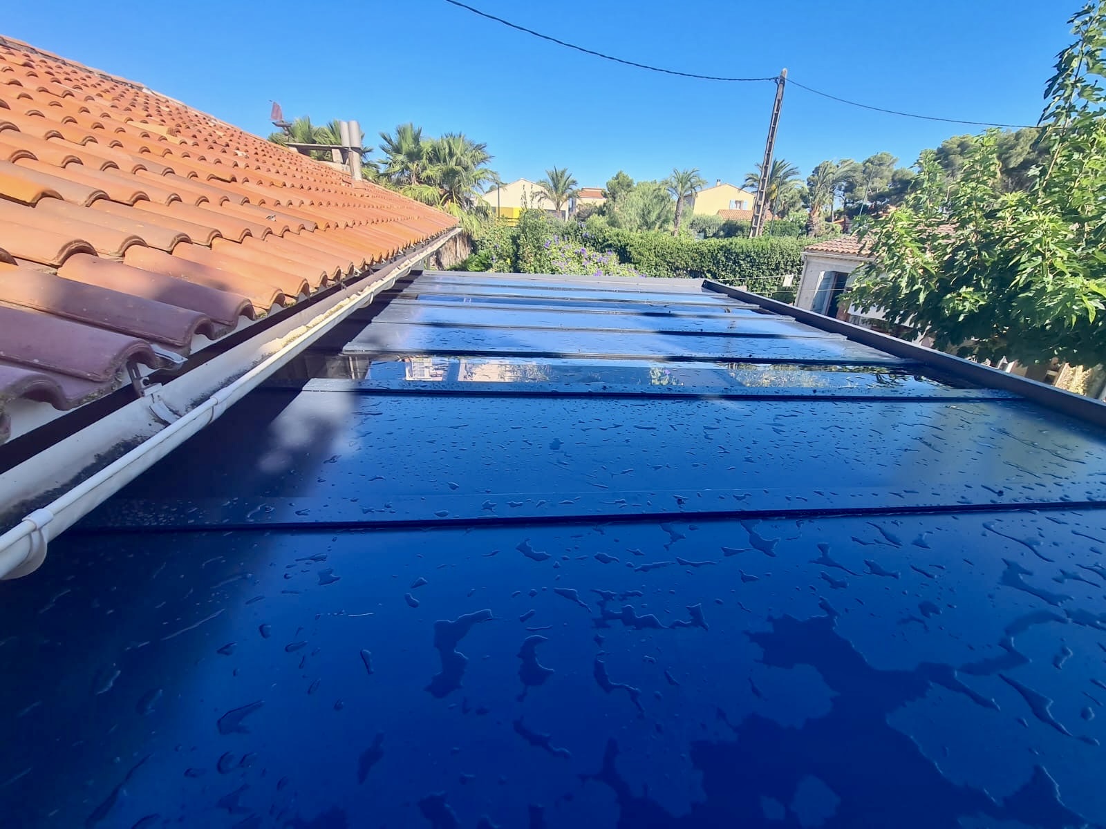 Carport avec des parois vitrées sur mesure de chez Altiva Pro Menuisier en rénovation à Six-Fours-Les-Plages 83140