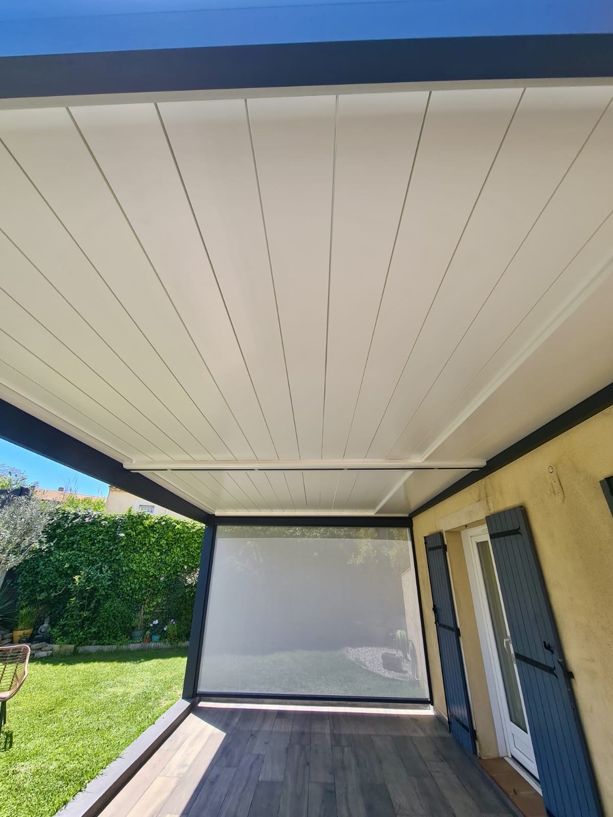 Pose d'une pergola bioclimatique sur mesure de chez Altiva Pro Menuisier à Six-Fours-Les-Plages 