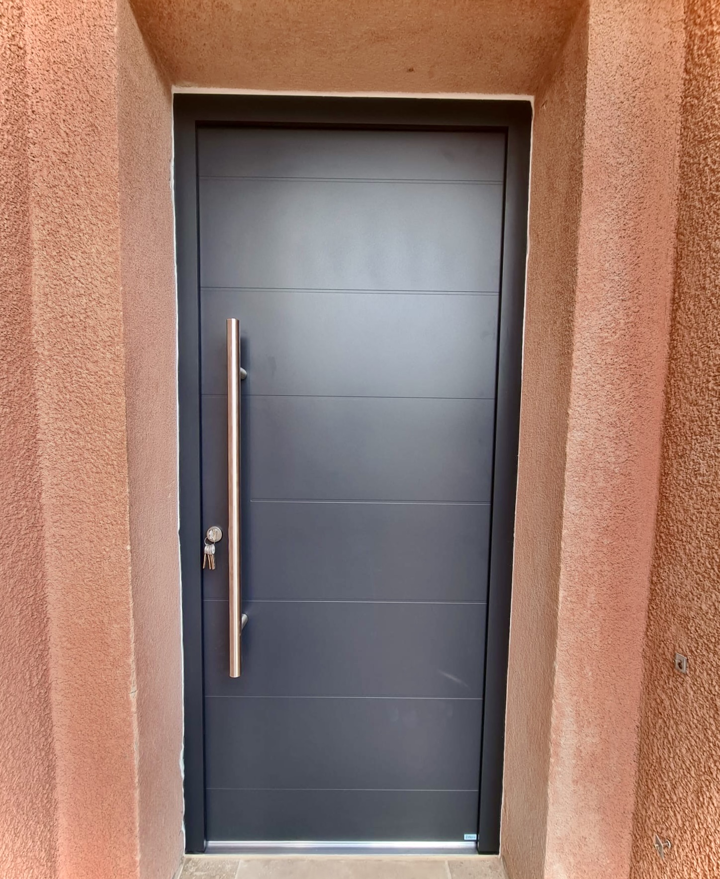 Porte d’entrée : Sur mesure de chez Altiva Pro Menuisier 2024  en rénovation Toulon