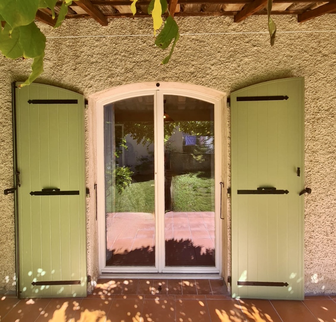 Volets Battants : en aluminium 2025 sur mesure en rénovation de chez Altiva Pro Menuisier à Saint-Mitre-Les-Remparts 13920