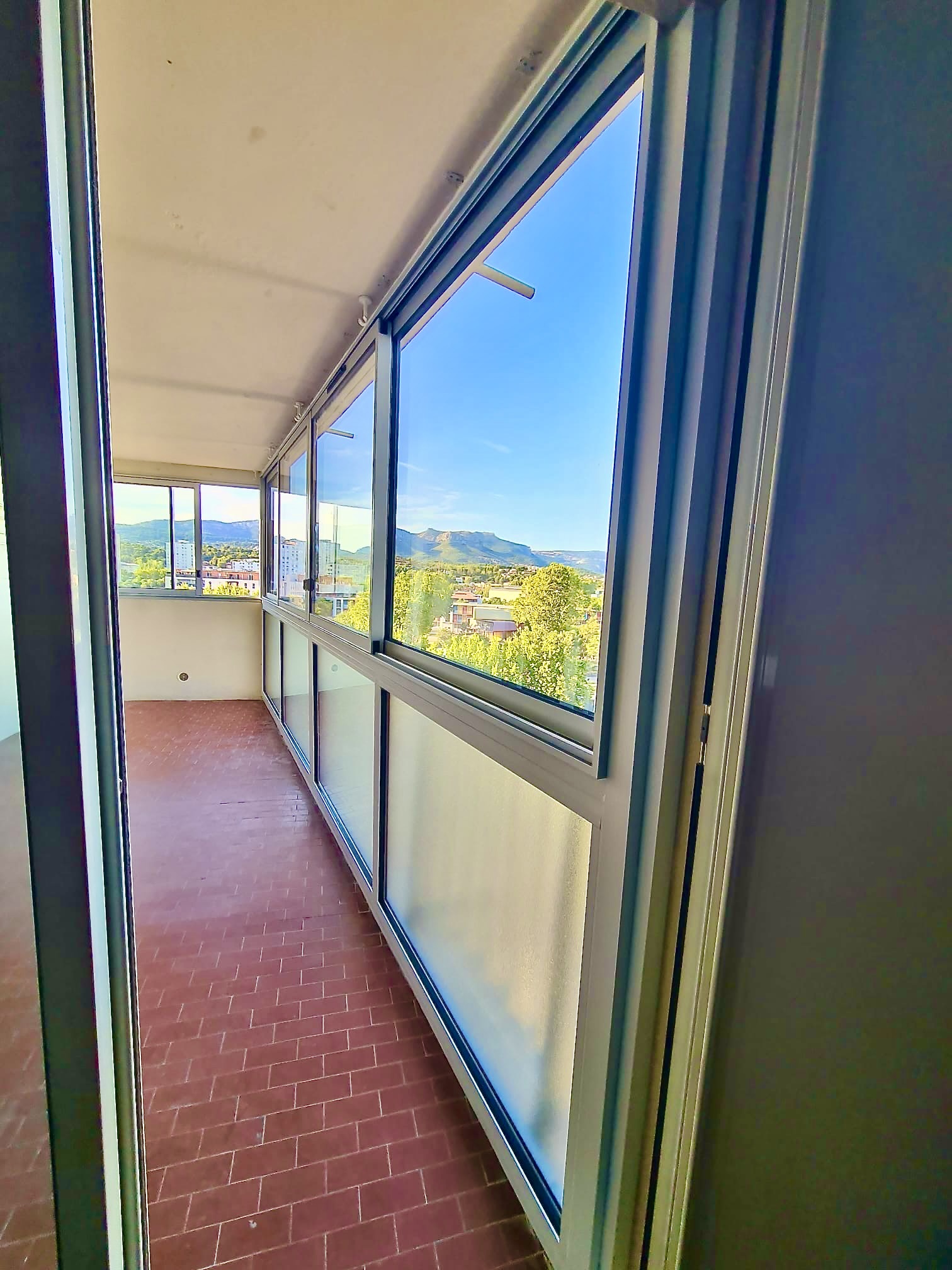 Pose des coulissants en aluminium  sur mesure de chez Altiva Pro Menuisier à La Seyne Sur Mer 